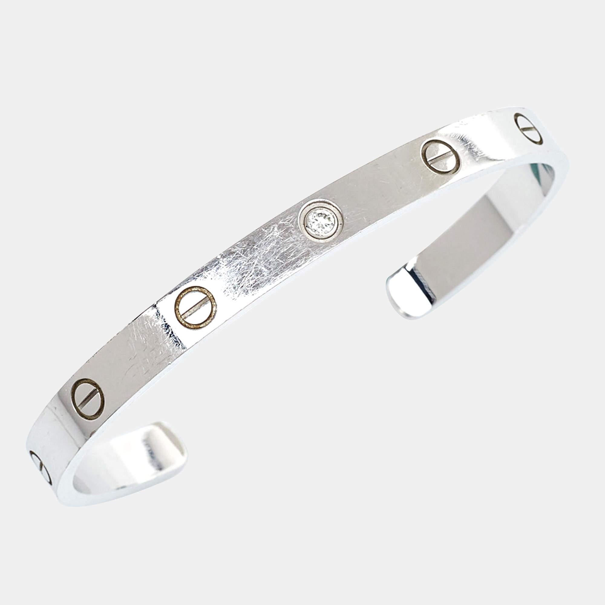 Questo bracciale Cartier Love in oro bianco 18 carati presenta un singolo diamante che simboleggia un affetto eterno. Il suo design minimalista abbinato agli iconici motivi a vite lo rende un pezzo senza tempo. Perfetto per ogni occasione, questo