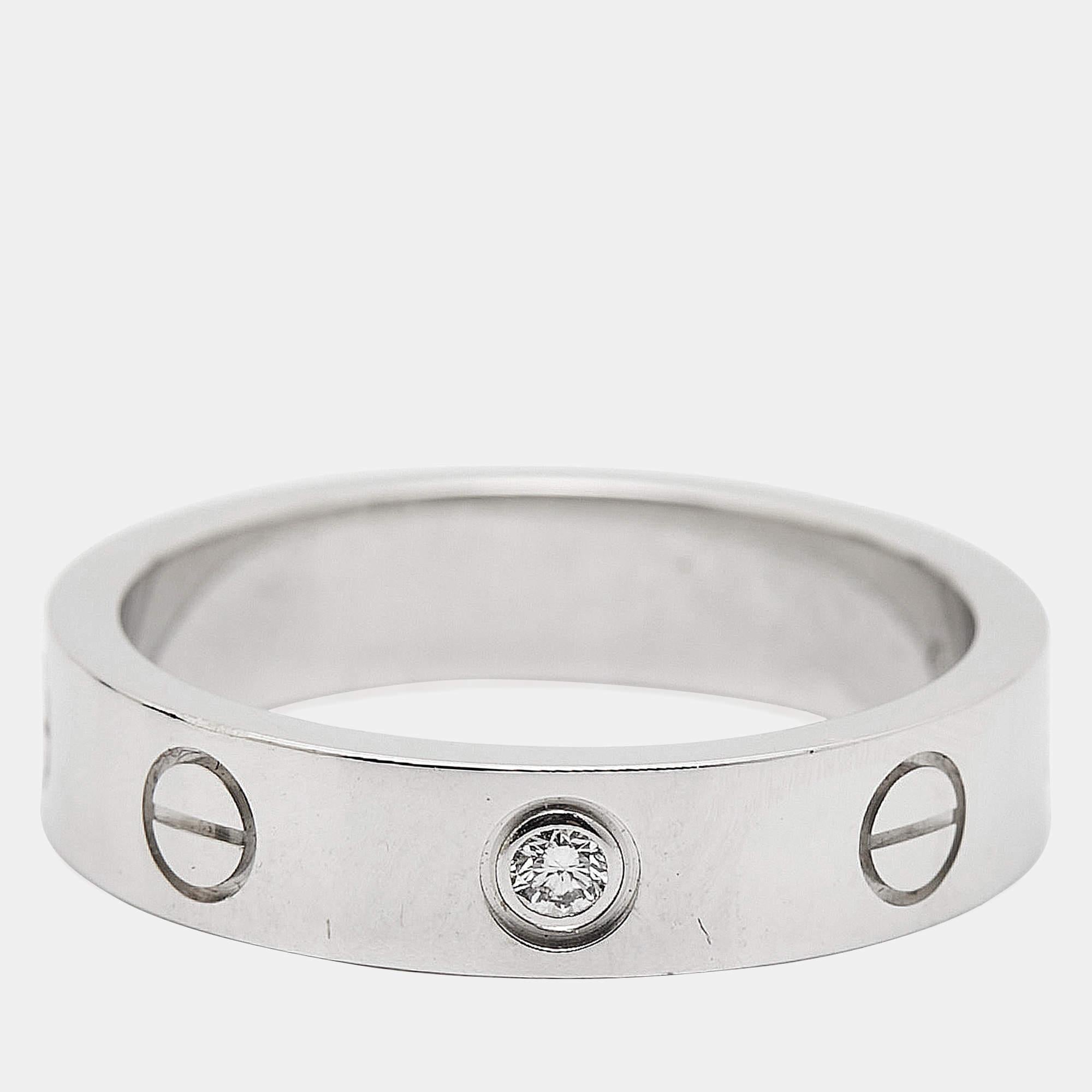 La Love band di Cartier continua a essere una scelta privilegiata quando si tratta di scegliere un anello di matrimonio o di fidanzamento e anche come aggiunta speciale alla propria collezione. Una versione ad anello del braccialetto Love degli anni