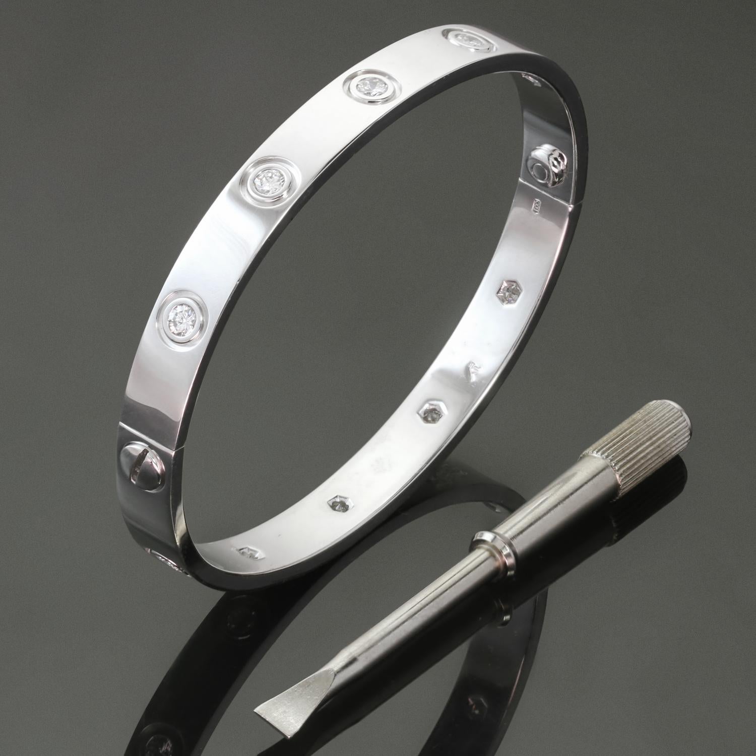 Dieses fabelhafte Armband aus der kultigen Love Collection von Cartier ist aus 18 Karat Weißgold gefertigt und mit 10 runden D-E-F VVS-Diamanten im Brillantschliff mit einem geschätzten Gewicht von 1,0 Karat besetzt. Komplett mit dem originalen