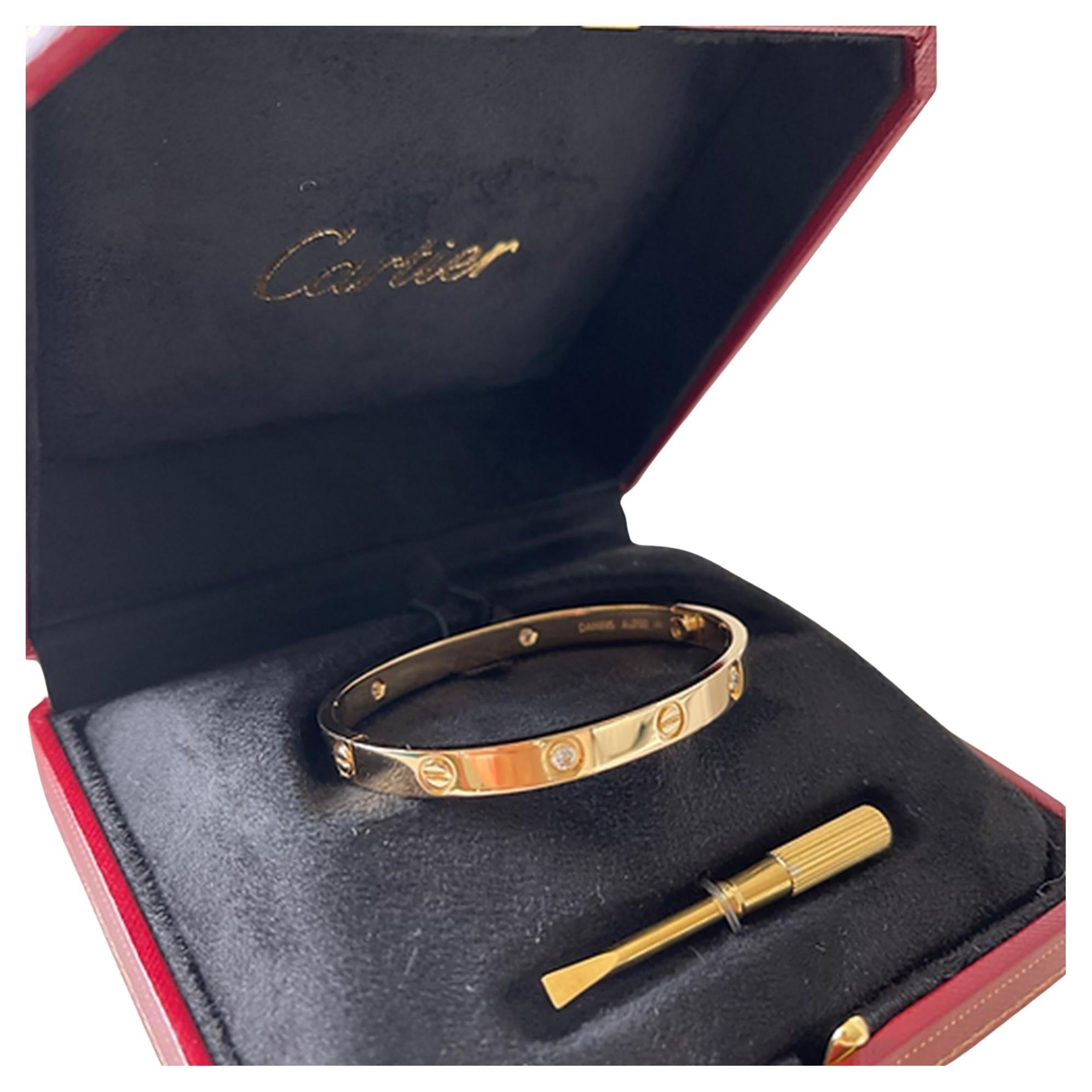 Das 1969 in New York gefertigte Armband LOVE ist eine Ikone des Schmucks. Es besteht aus Gelbgold mit einem Feingehalt von 750/1000 und ist mit vier Diamanten im Brillantschliff von insgesamt 0,42 Karat besetzt. Das Armband mit einer Breite von 6,1