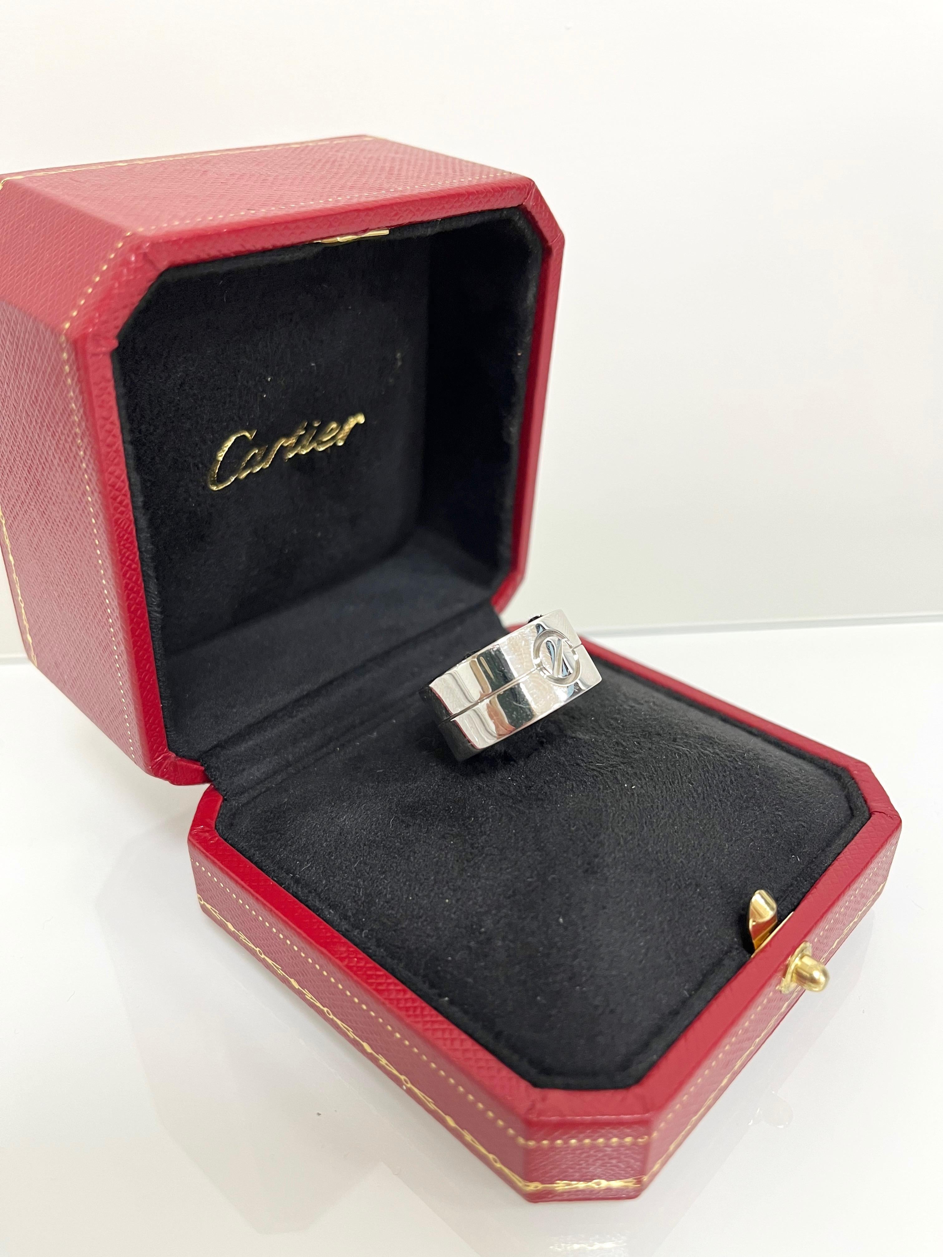 Cartier Love, bague large en or blanc 18 carats Unisexe en vente