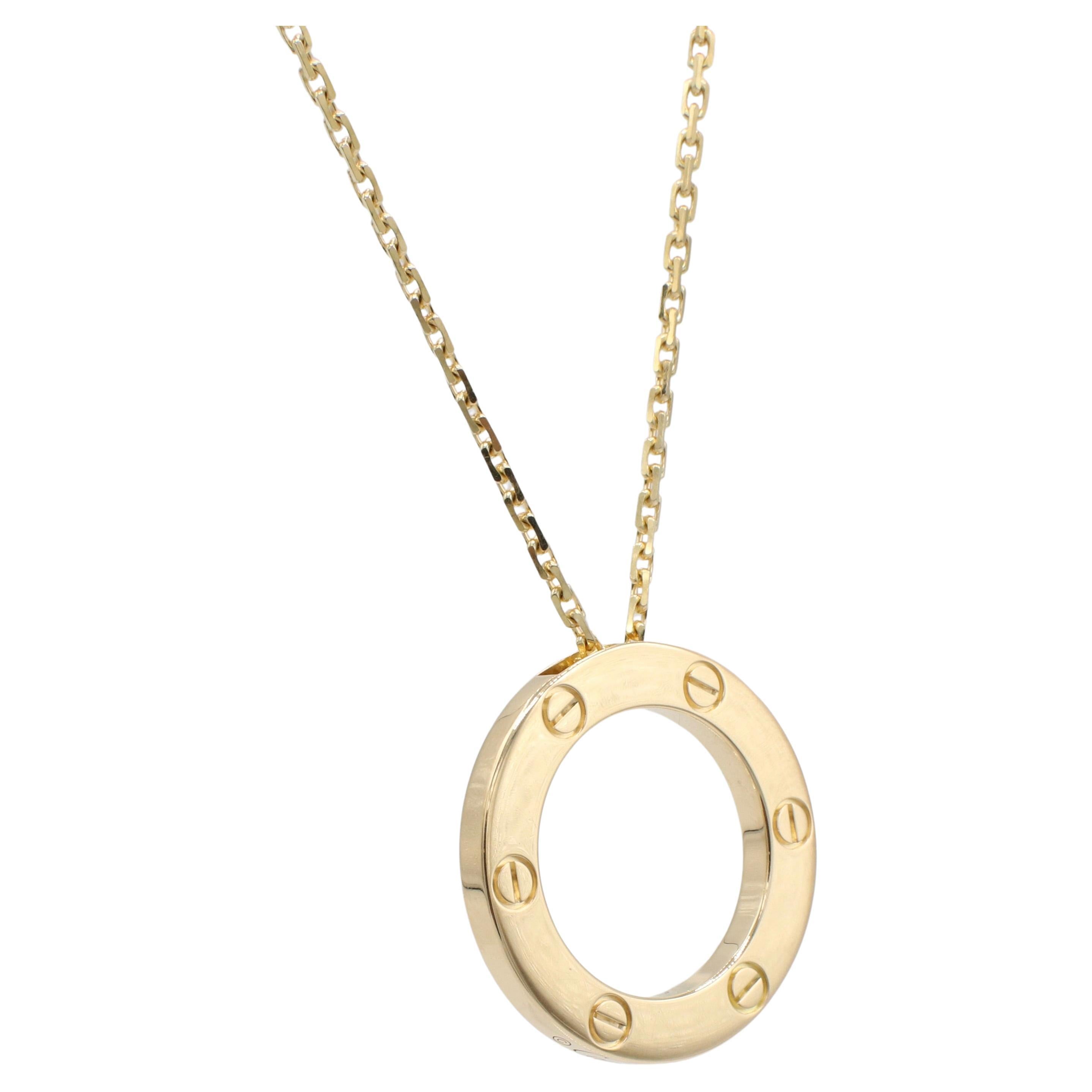 Cartier Love, collier pendentif pendant en or jaune 18 carats, boîte et papiers
Métal : or jaune 18k
Poids : 13,17 grammes
Chaîne : 16,5 pouces
Diamètre intérieur : 16 mm
Prix de détail : 3,850 USD
Note : Boîte, documents, reçu 