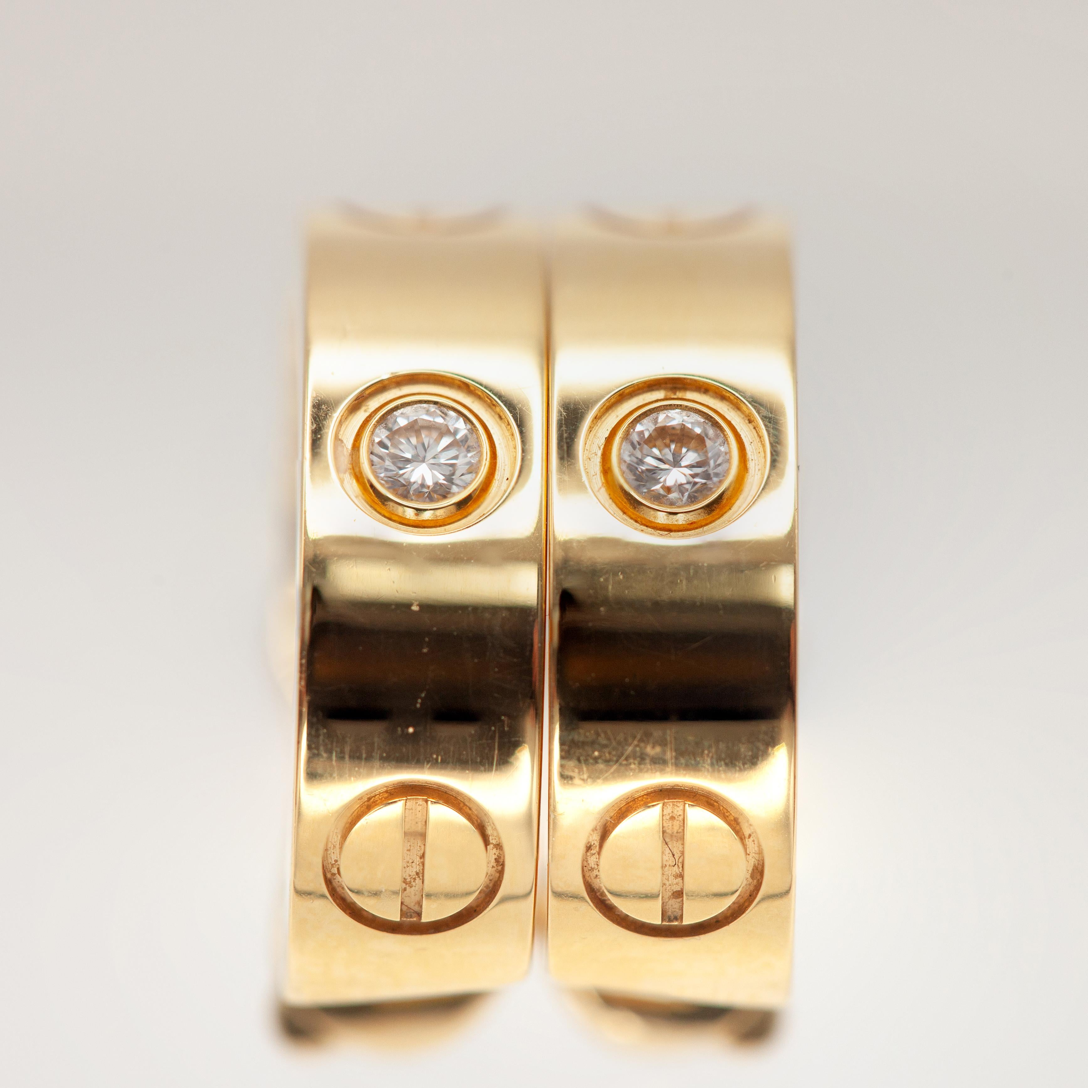 Boucles d'oreilles en diamants de la collection Love de Cartier, réalisées en or 18 carats. Un modèle intemporel et très recherché qui présente le motif à vis caractéristique de Cartier avec un diamant serti sur la lunette de chaque boucle