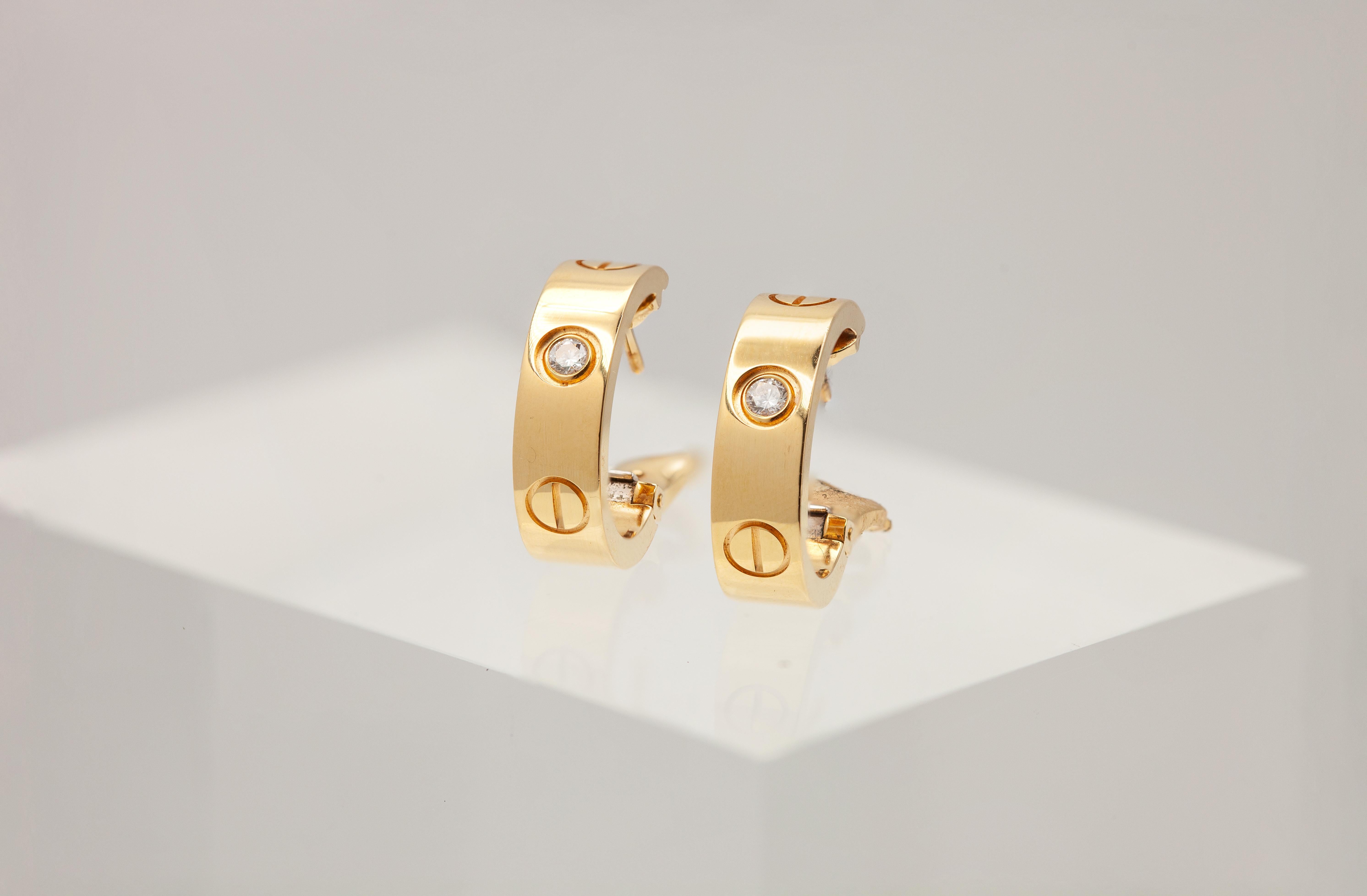 Boucles d'oreilles Love en or 18 carats et diamants de Cartier Excellent état - En vente à New York, NY