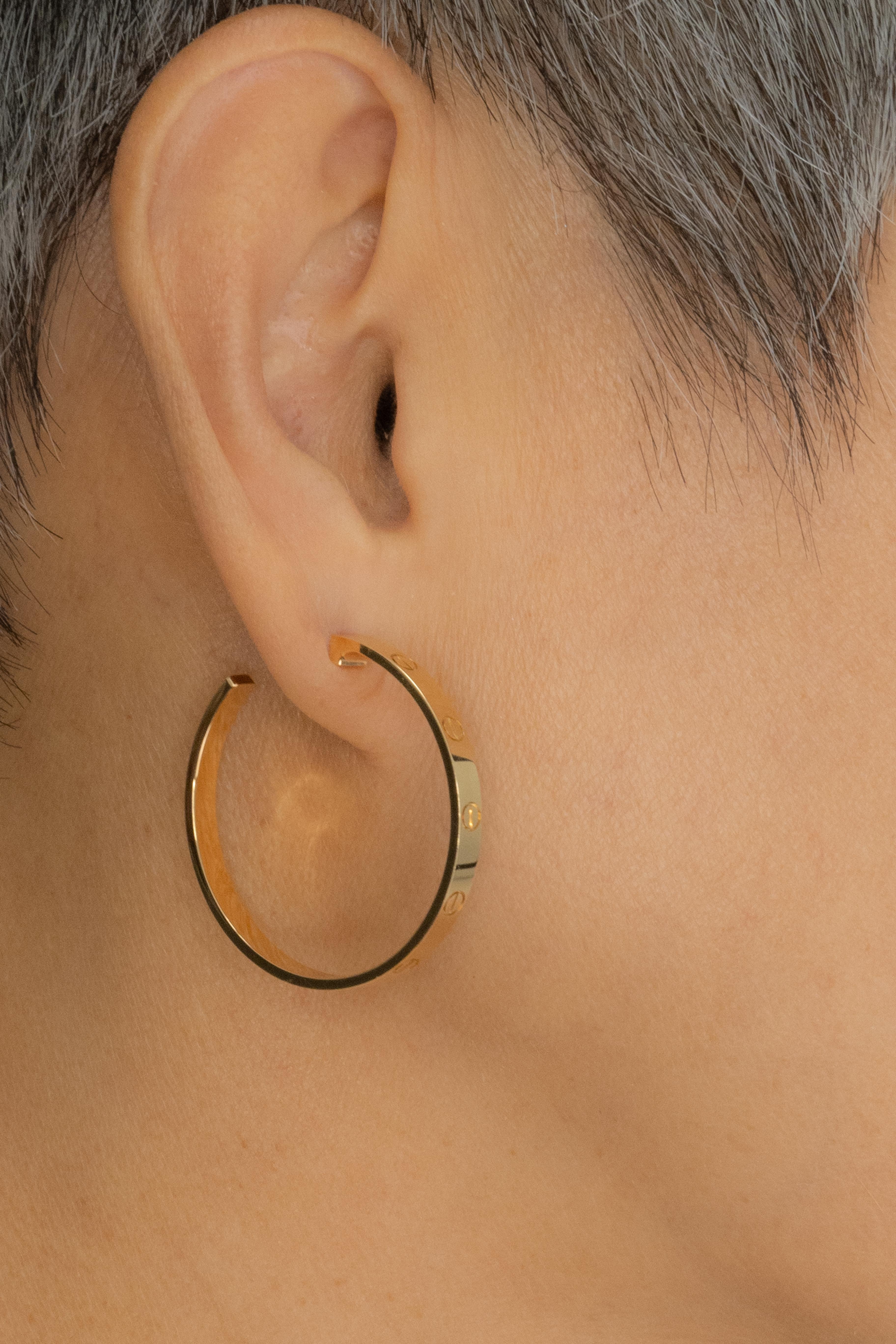 Moderne Boucles d'oreilles larges en or 18K Cartier Love en vente