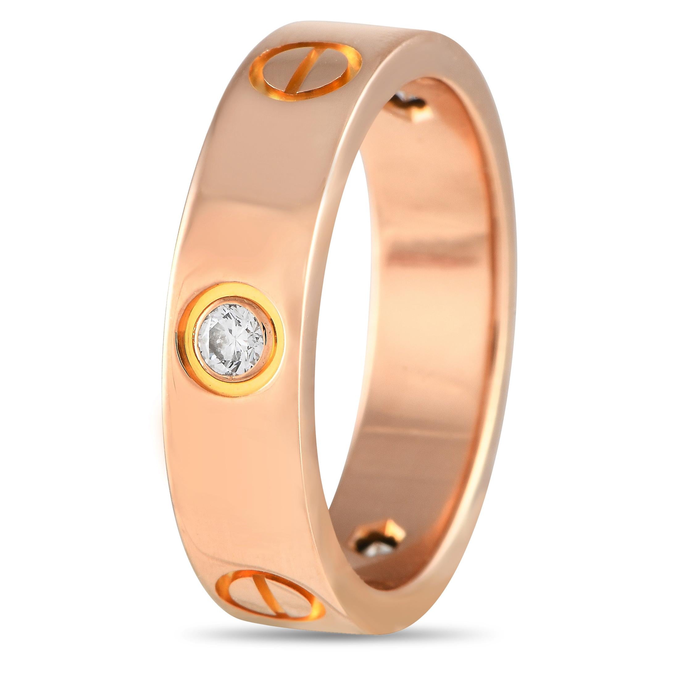 Issue de la Collection LOVE de Cartier, voici une bague reconnaissable entre toutes, réalisée en or rose massif 18 carats et sertie de trois diamants taille brillant. La bague LOVE est composée d'un anneau de 5 mm d'épaisseur et d'une hauteur de 1