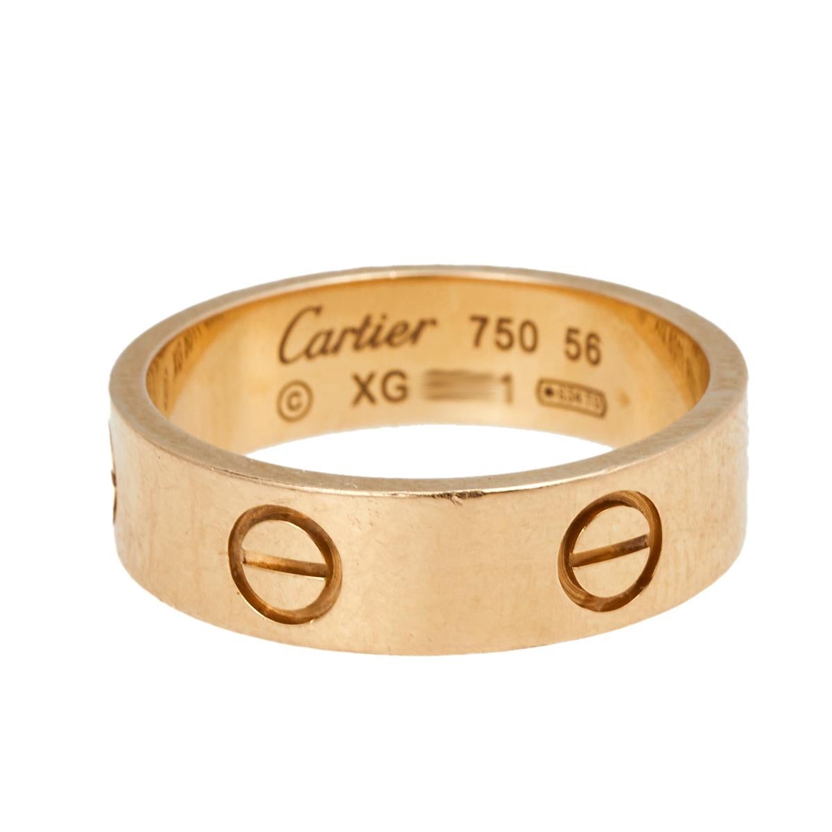 L'un des designs les plus emblématiques et les plus appréciés de la maison Cartier, cette superbe bague Love est une icône de style et de luxe. Fabriquée en or rose 18 carats, cette bague est ornée de vis tout autour de la surface, symboles d'un