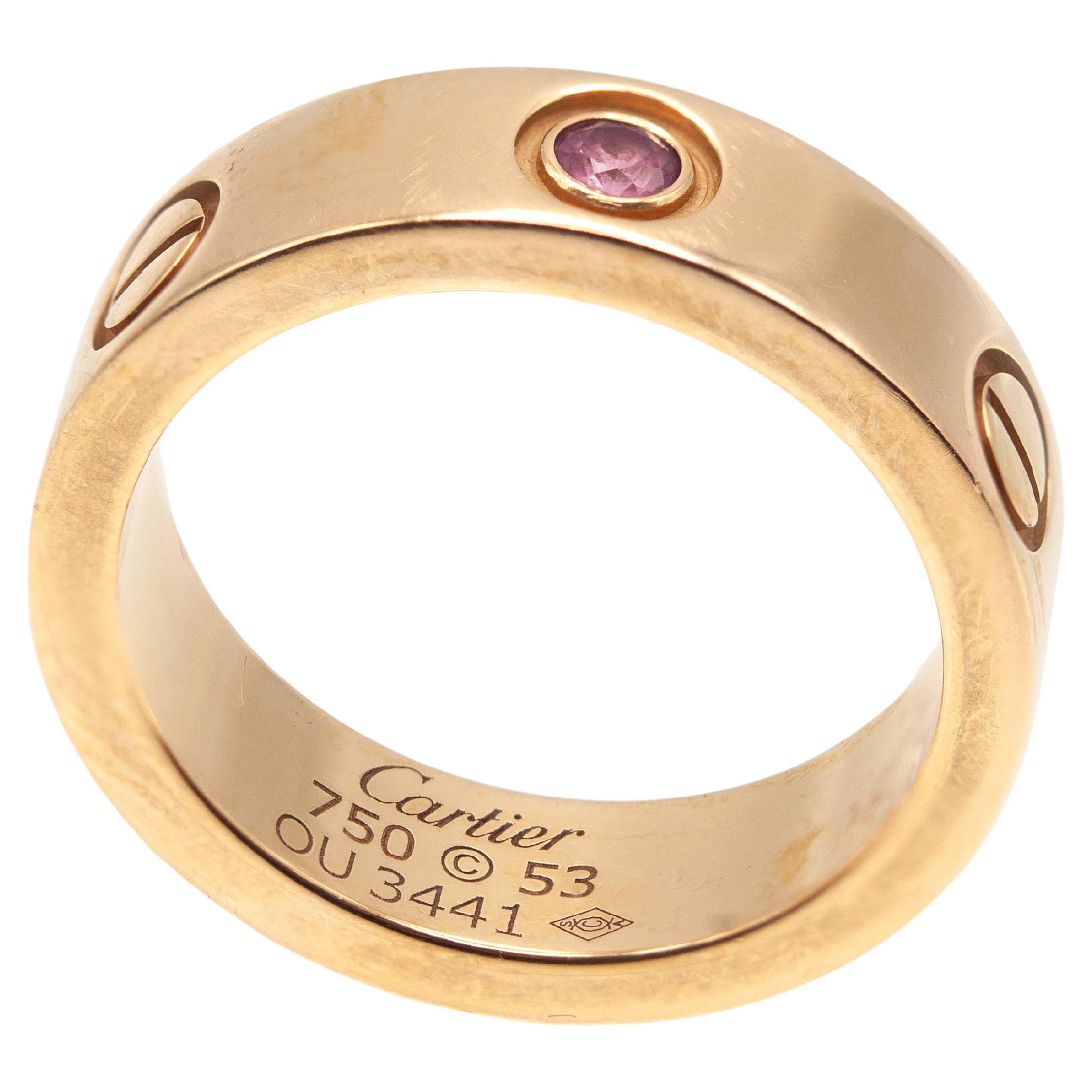 Anello della collezione Love di Cartier, realizzato in oro rosa 18 carati e incastonato con un singolo zaffiro rosa di taglio rotondo.
La collezione Love, disegnata negli anni '70, rimane uno dei simboli più intramontabili di Cartier, simbolo di