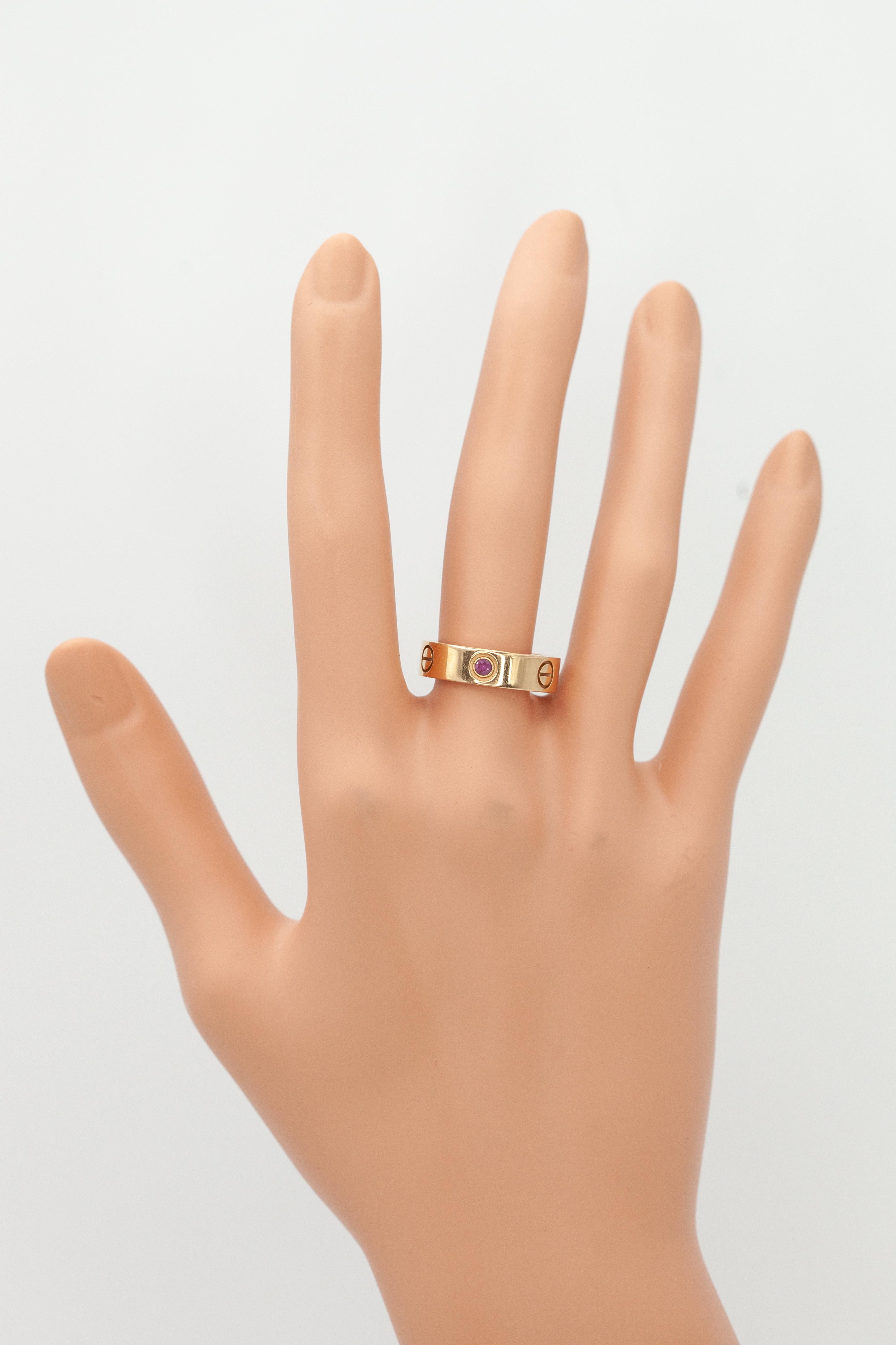 Moderno Anello Cartier Love in oro rosa 18 carati con zaffiro rosa in vendita