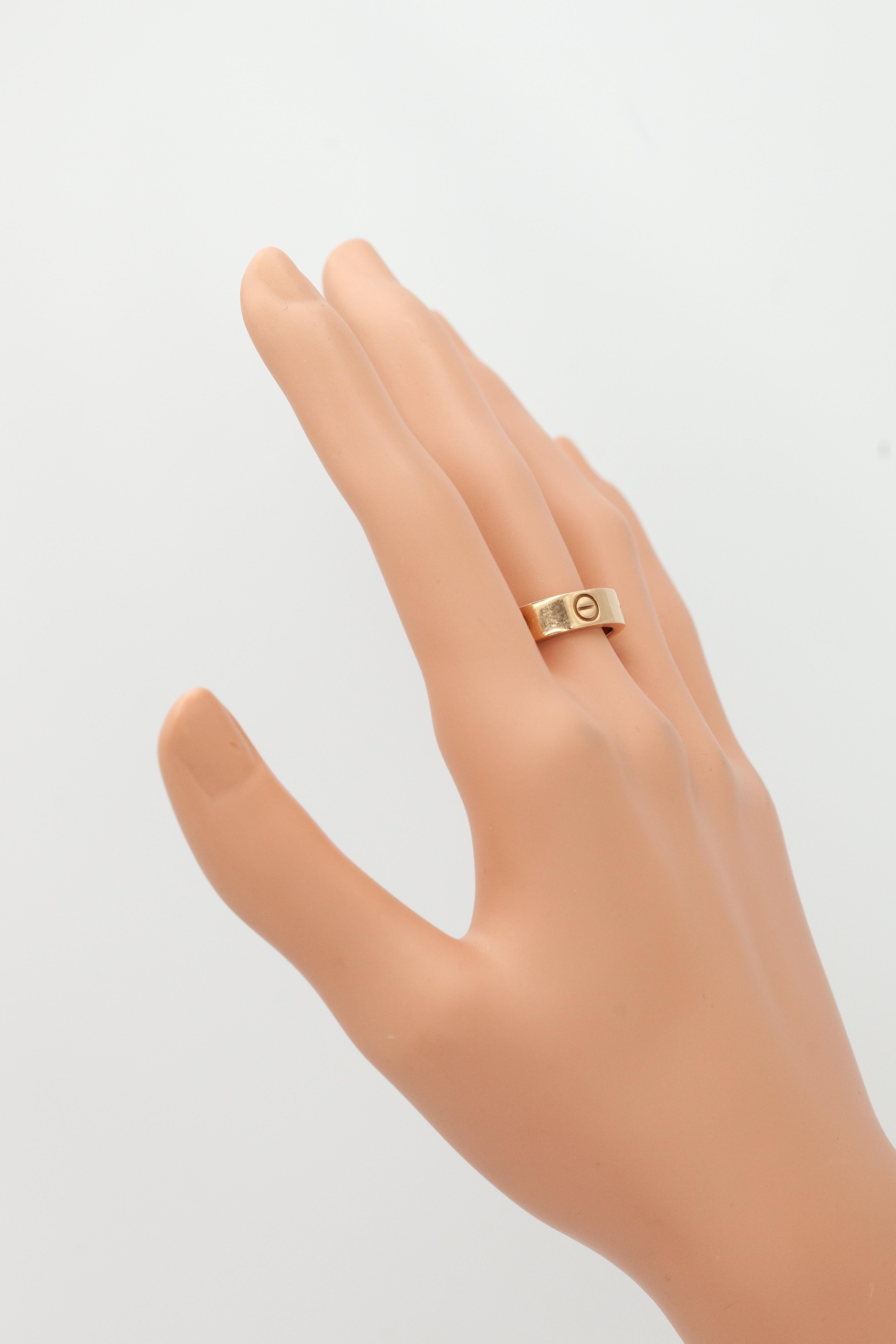 Taglio rotondo Anello Cartier Love in oro rosa 18 carati con zaffiro rosa in vendita