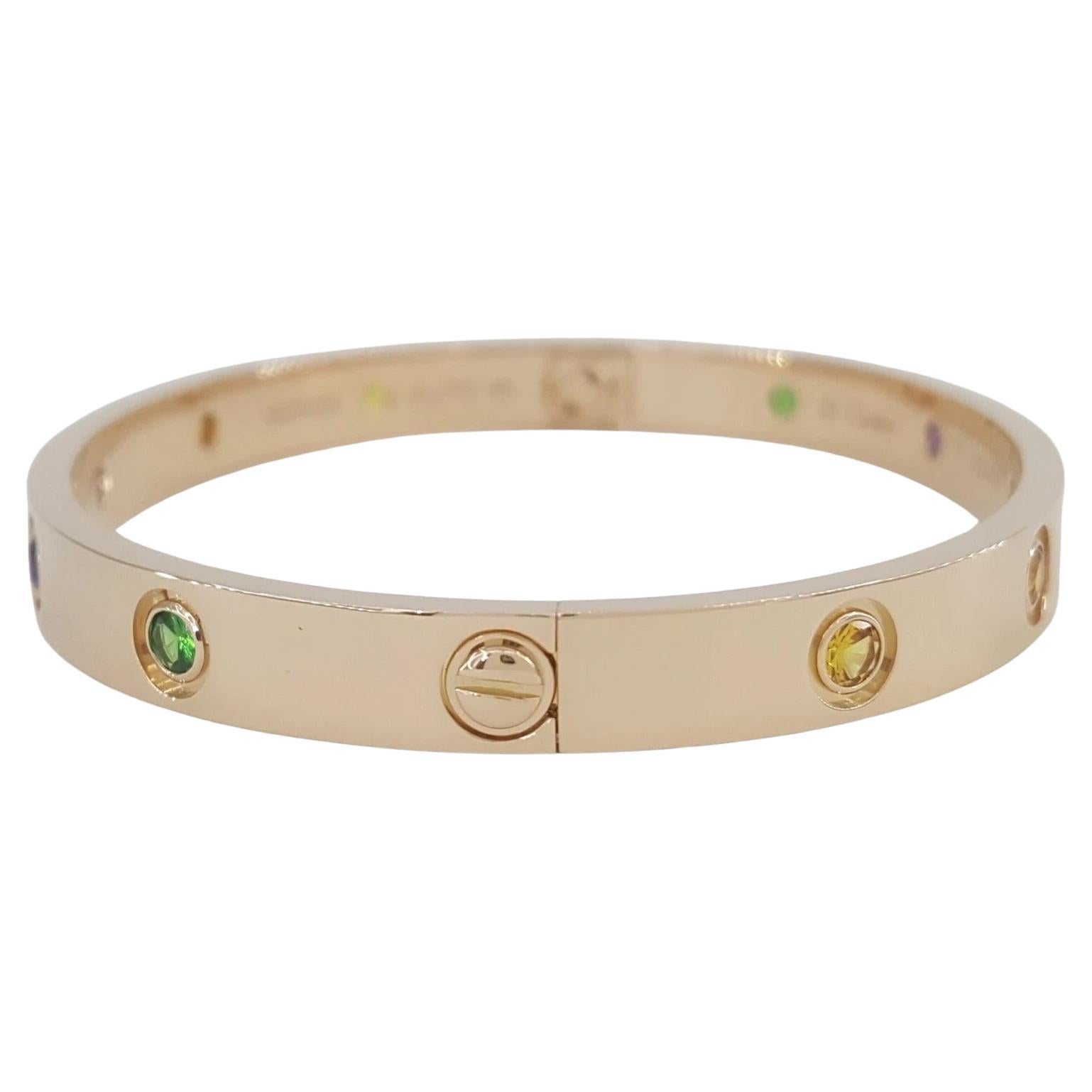 Cartier Love Bracciale arcobaleno in oro rosa 18 carati largo 6 mm Taglia 17.



Il bracciale pesa 29,2 grammi di oro rosa massiccio 18 carati, è largo 6 mm, misura 17, diametro interno 56,7 x 46,8 mm, ci sono 2 zaffiri rosa, 2 zaffiri gialli, 2
