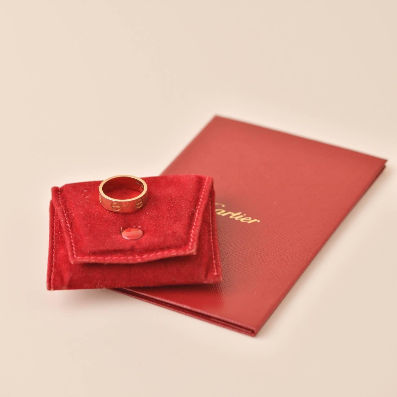SKU	33301315
Kommt mit	Vollständiges Set (Tasche + Karte)
Datum	2015
UVP	£1.860 inkl. Steuern / €2.100 inkl. Steuern / $1.940 exkl. Steuern
Modell	B4084852
Seriennummer	AV****
Metall	18k Rose Gold
Gewicht	Ungefähr 5,74 g
Breite	Ungefähr 1.9