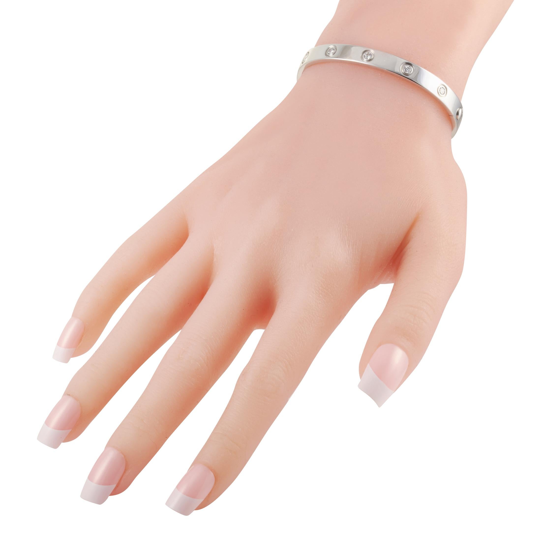 Dieses kultige Armband LOVE von Cartier ist ideal für jede Gelegenheit. Dieses schlanke, raffinierte und ausgesprochen elegante Armband ist mit 10 Diamanten im Rundschliff besetzt, die ihm einen zusätzlichen Hauch von Luxus verleihen. Diese Größe 17