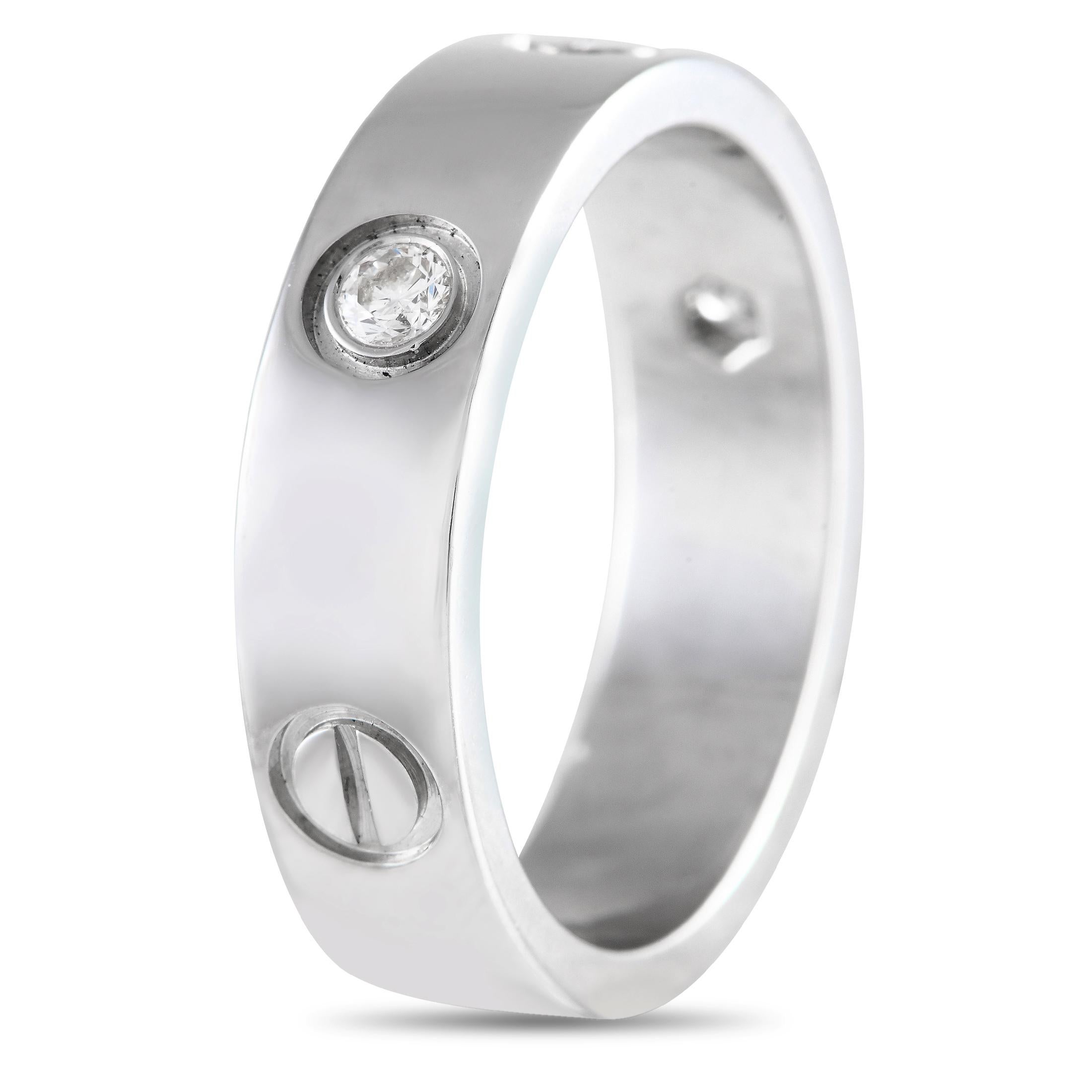 Those who appreciate beauty in its purest form will appreciate the refinement of the Cartier LOVE Ring. This iconic piece of jewelry boasts a design embraced by many. It's a versatile ring that stands out for its wearability and timeless style. This