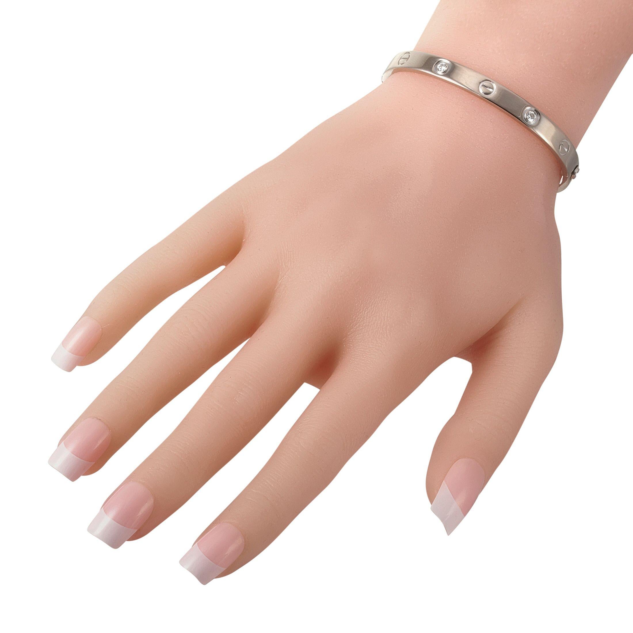 Esta elegante pulsera LOVE de Cartier realzará al instante cualquier conjunto. Elegantes y sofisticados, los diamantes incrustados combinan con los icónicos motivos circulares de la marca en este brazalete de oro blanco de 18 quilates. Mide 7 de