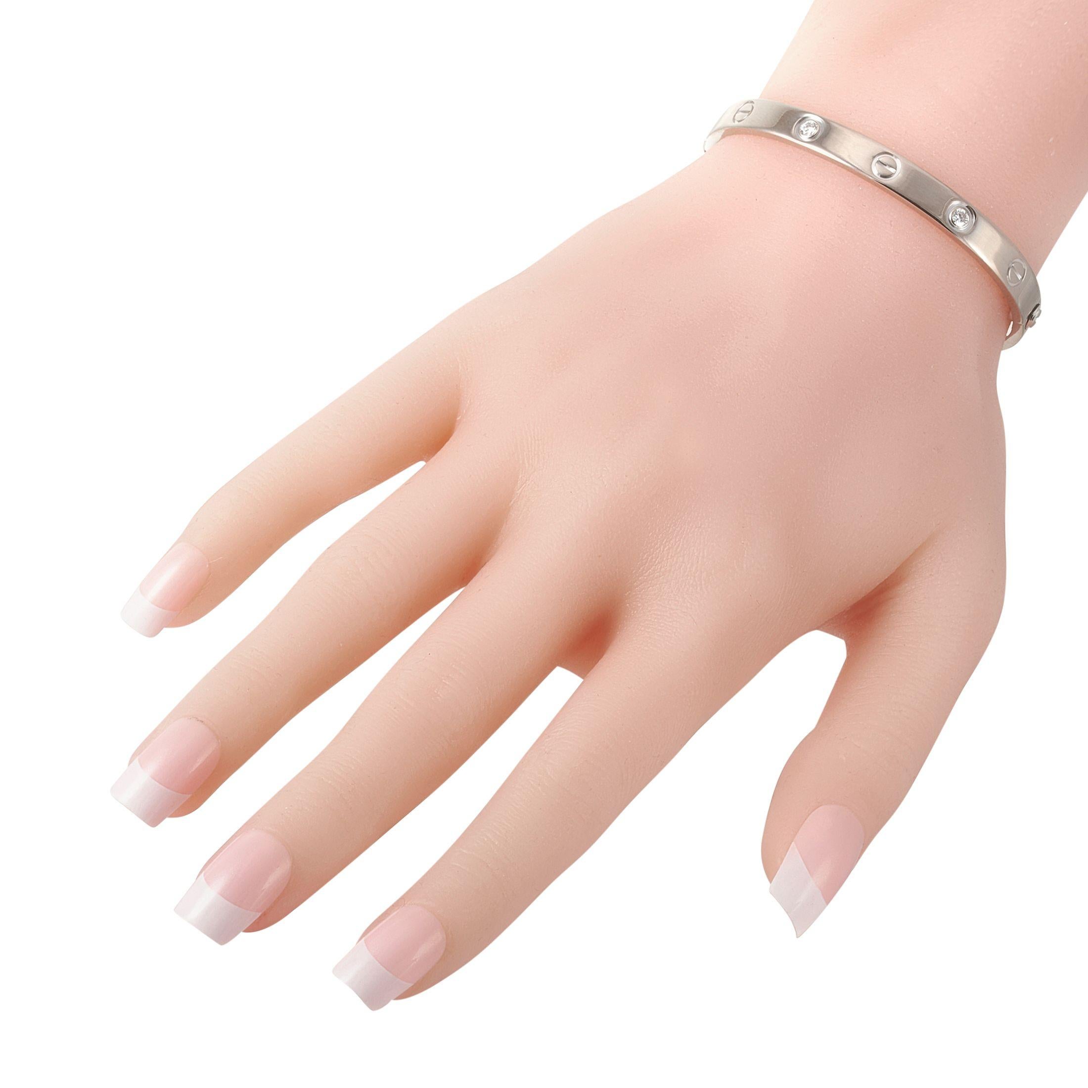 Dieses Armband LOVE von Cartier ist ein luxuriöses Stück, das sich ideal für den Alltag eignet. Dieses ikonische Accessoire besteht aus einer Reihe von 4 Diamanten, die mit dem klassischen Schraubenmotiv der Marke kombiniert sind. Diese Größe 16