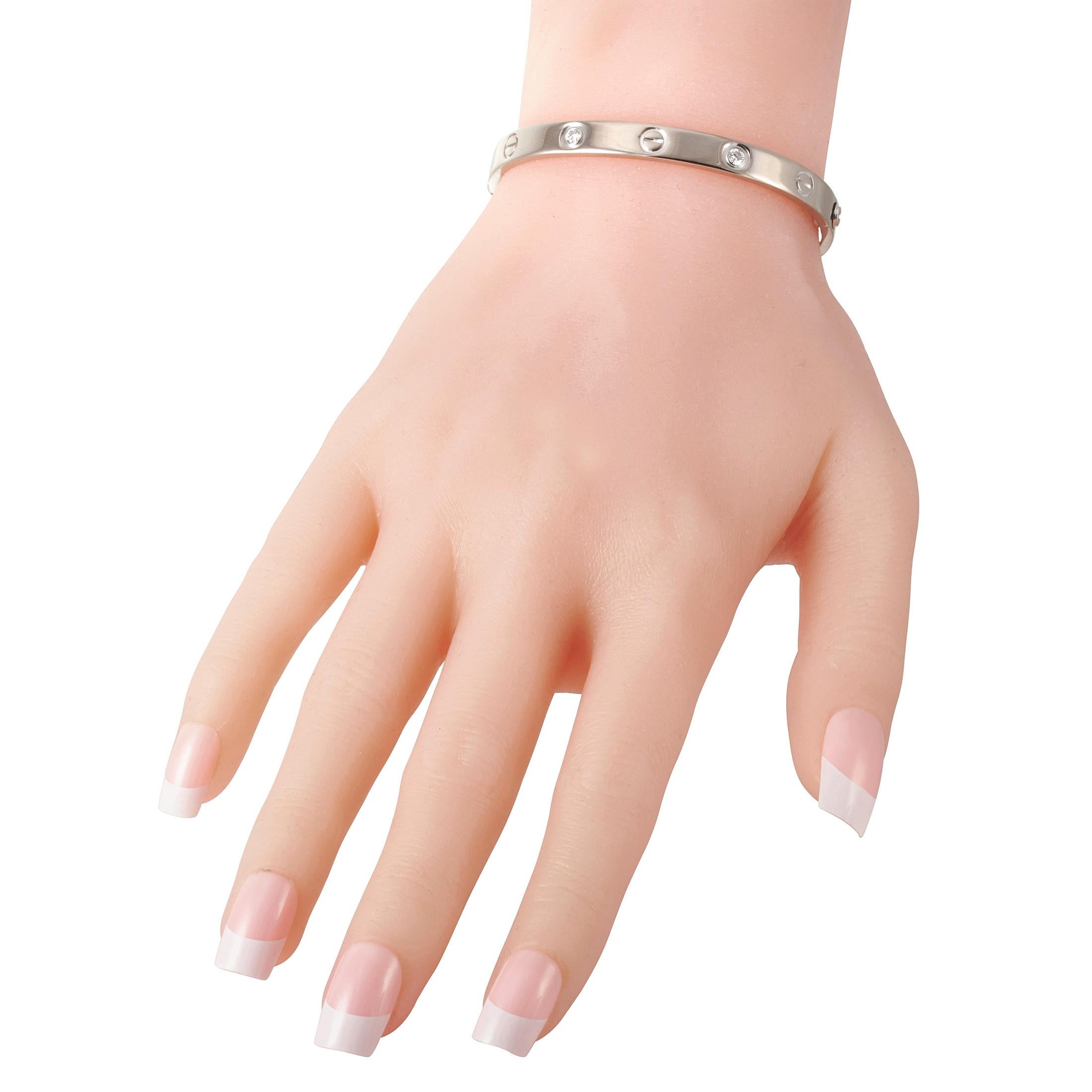 Dieses Armband aus 18 Karat Weißgold von Cartier LOVE wird nie aus der Mode kommen. Vom schlanken, ovalen Design bis hin zu den Schraubenmotiven  Jeder Zentimeter dieses Armbands strahlt den ikonischen Sinn für Stil der Luxusmarke aus. Eine Reihe