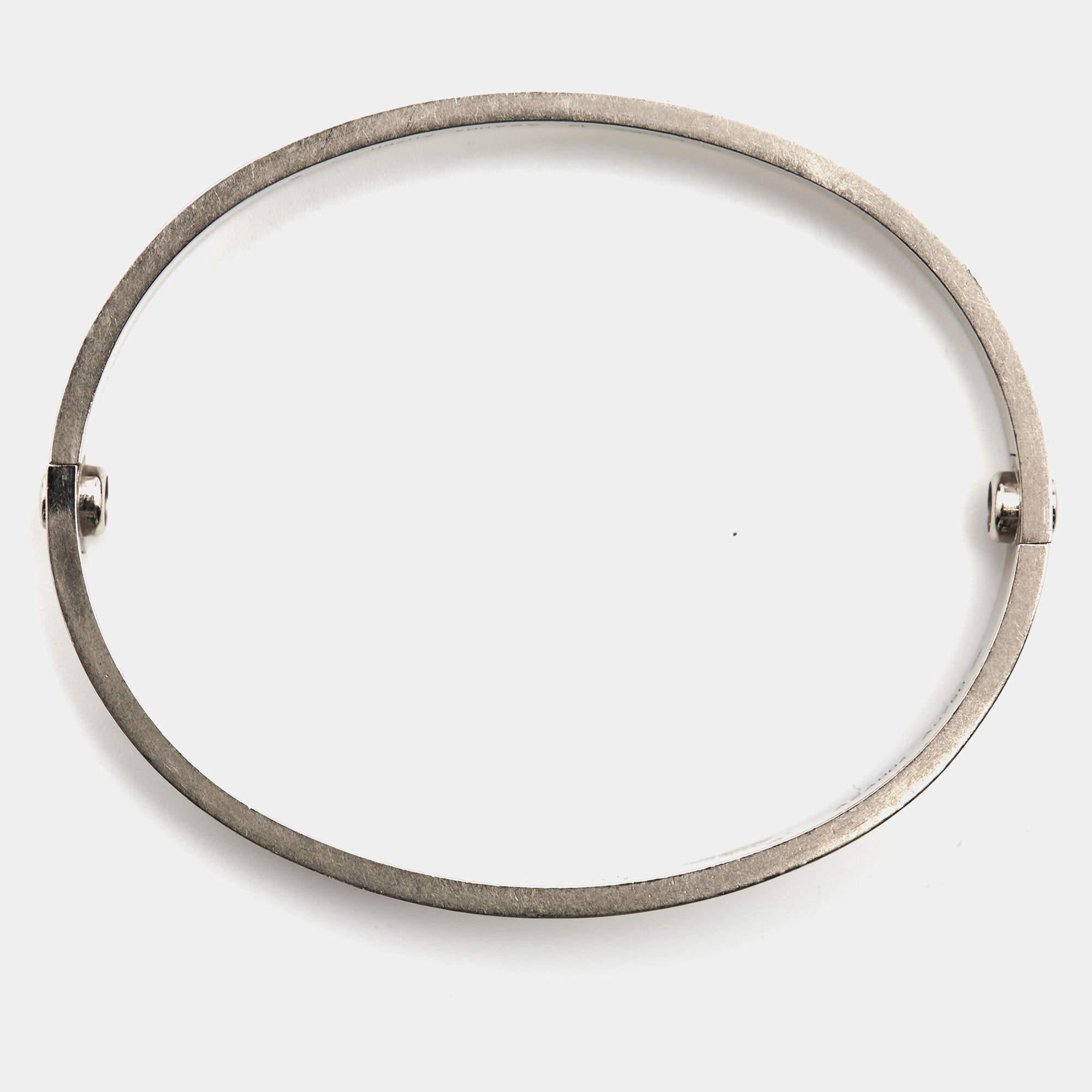 Wir haben uns auf den ersten Blick in dieses Cartier Love-Armband verliebt. Sehen Sie sich die wunderschönen Details an und stellen Sie sich vor, wie schön sie an Ihrem Handgelenk sitzen und Ihre Mitmenschen bezaubern wird. Die Kreation ist aus 18