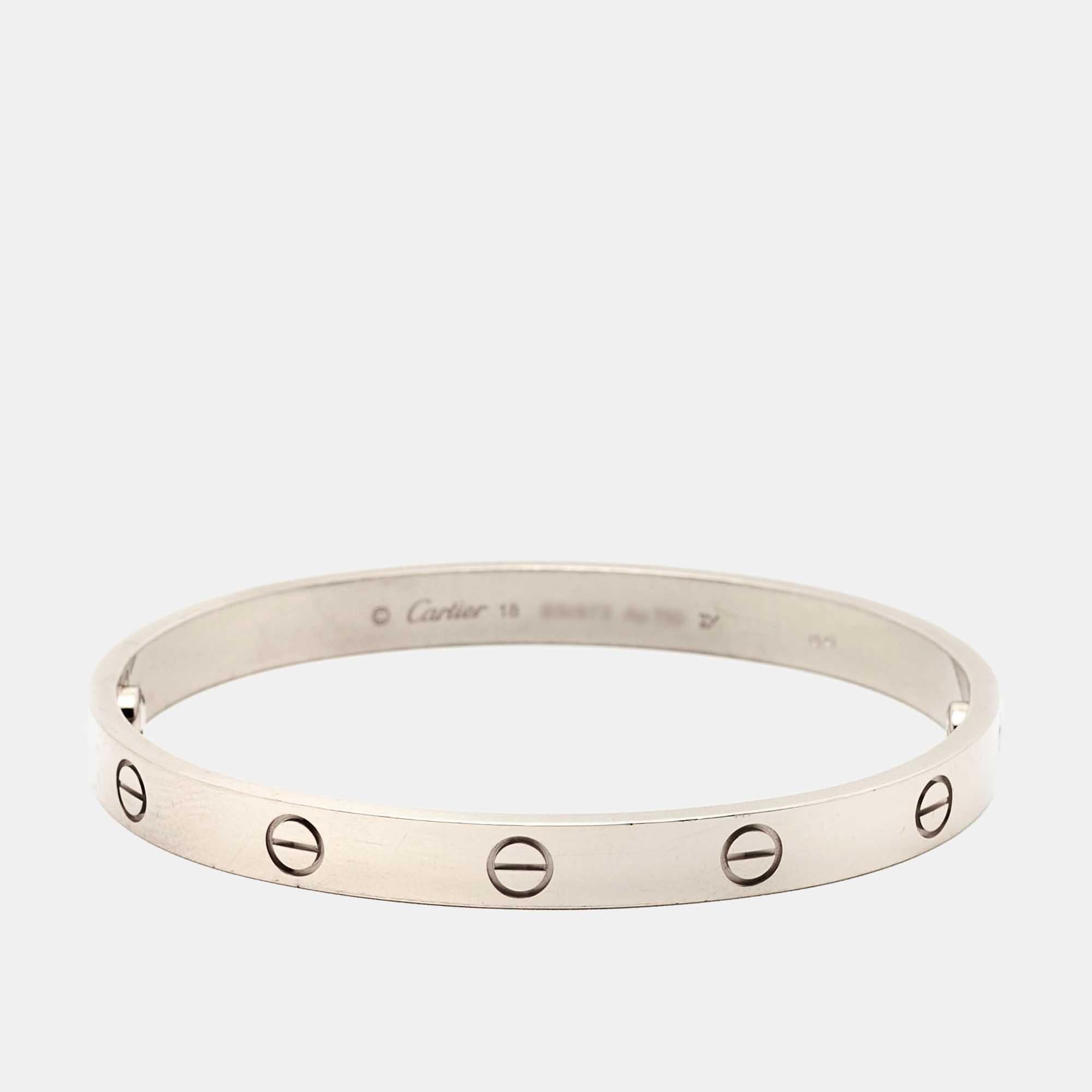 Le bracelet Love de Cartier est un symbole moderne de luxe et une façon d'enfermer son amour. Conçue dans une forme ovale pour s'adapter confortablement à votre poignet, l'emblématique menotte d'amour est ornée de motifs de vis distincts et