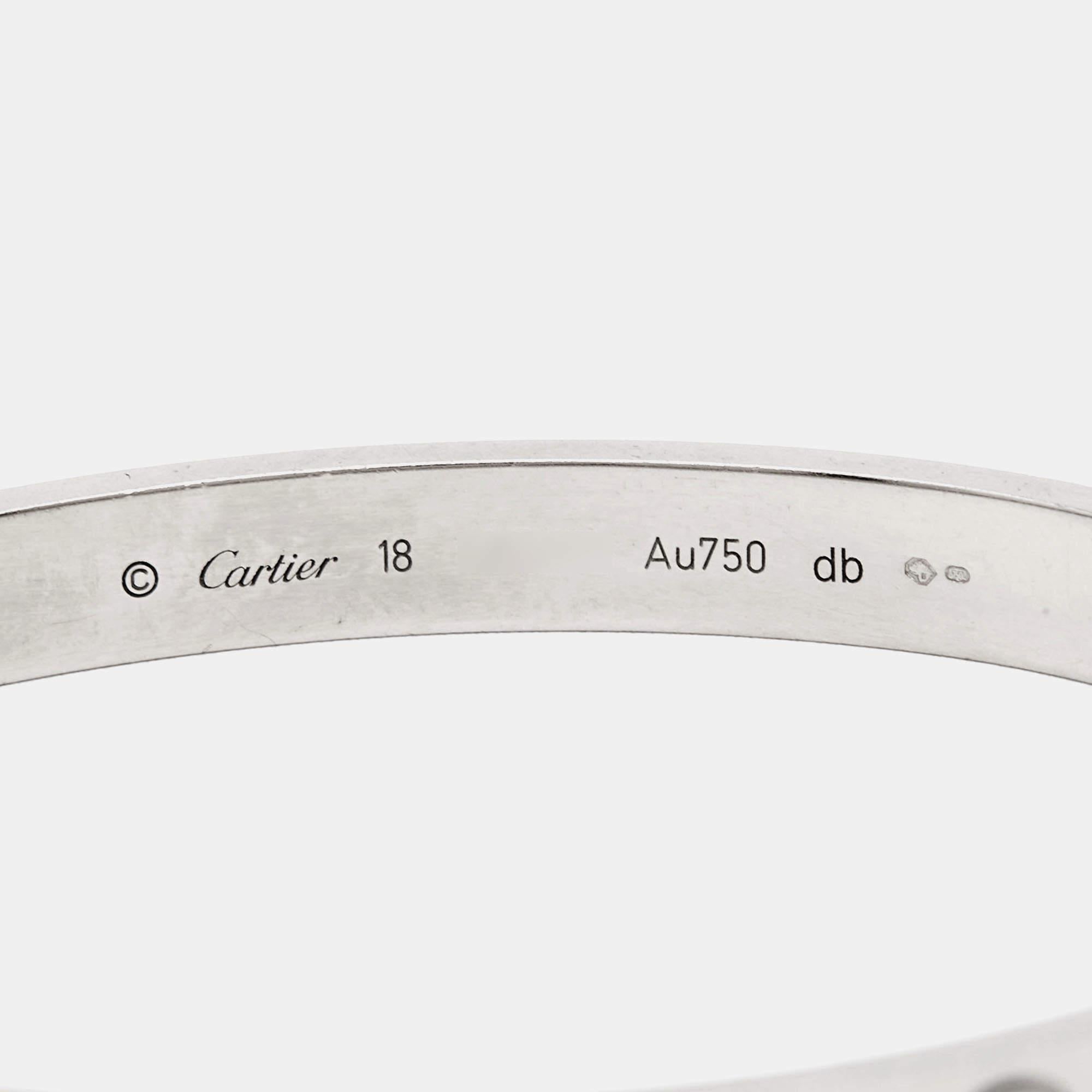 Le bracelet Love de Cartier est un symbole moderne de luxe et une façon d'enfermer son amour. Conçue dans une forme élégante pour s'adapter confortablement à votre poignet, l'emblématique menotte d'amour est ornée de motifs à vis distincts et