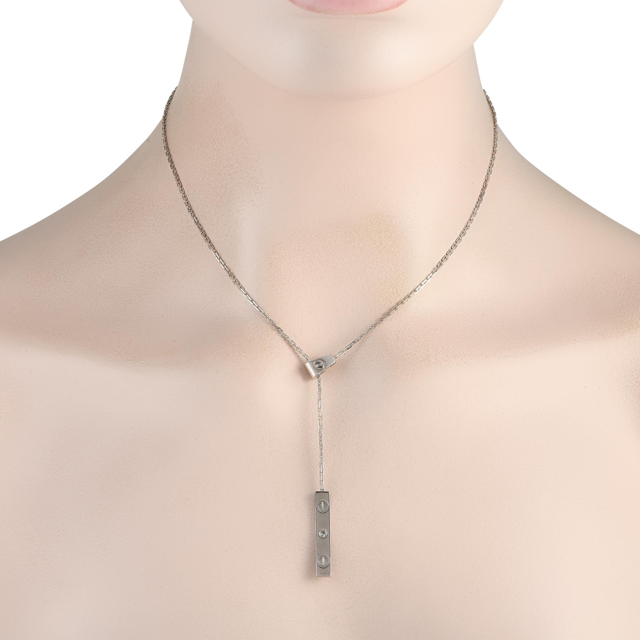 Setzen Sie ein Zeichen mit dieser schlichten, aber stilvollen Y-Halskette von Cartier. Diese Love-Halskette besteht aus einem Weißgold-Anhänger mit einem Diamanten in Lünettenfassung zwischen den ikonischen Schraubenmotiven. Der signierte und