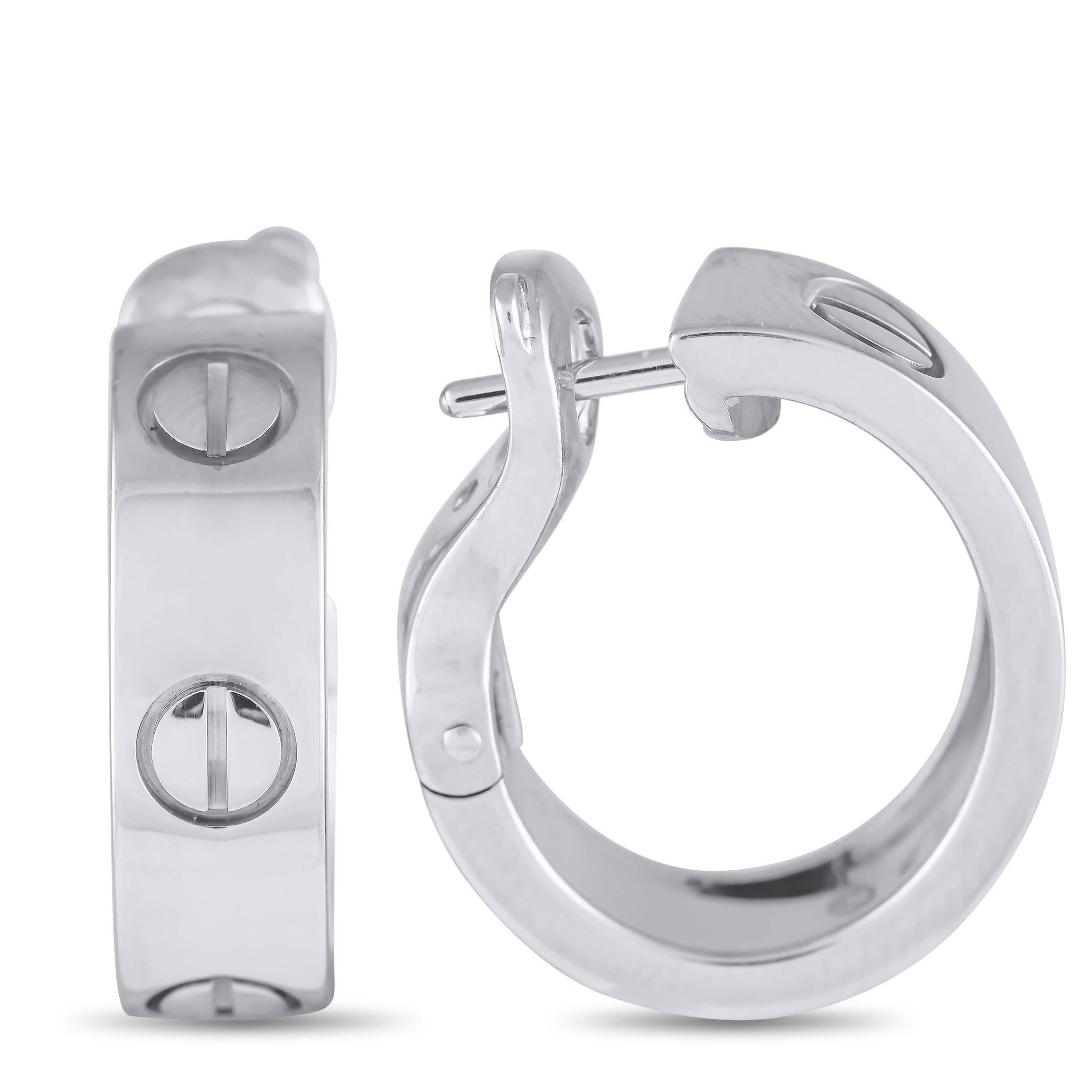 Ein hübsches Paar Cartier Love Huggie Hoops, geschmiedet aus edlem Weißgold. Sie liegen eng am Ohrläppchen an und sind mit sicheren Omega-Bügeln ausgestattet. Die Ohrringe sind glatt poliert und mit dem Schraubenmotiv von Cartier versehen.