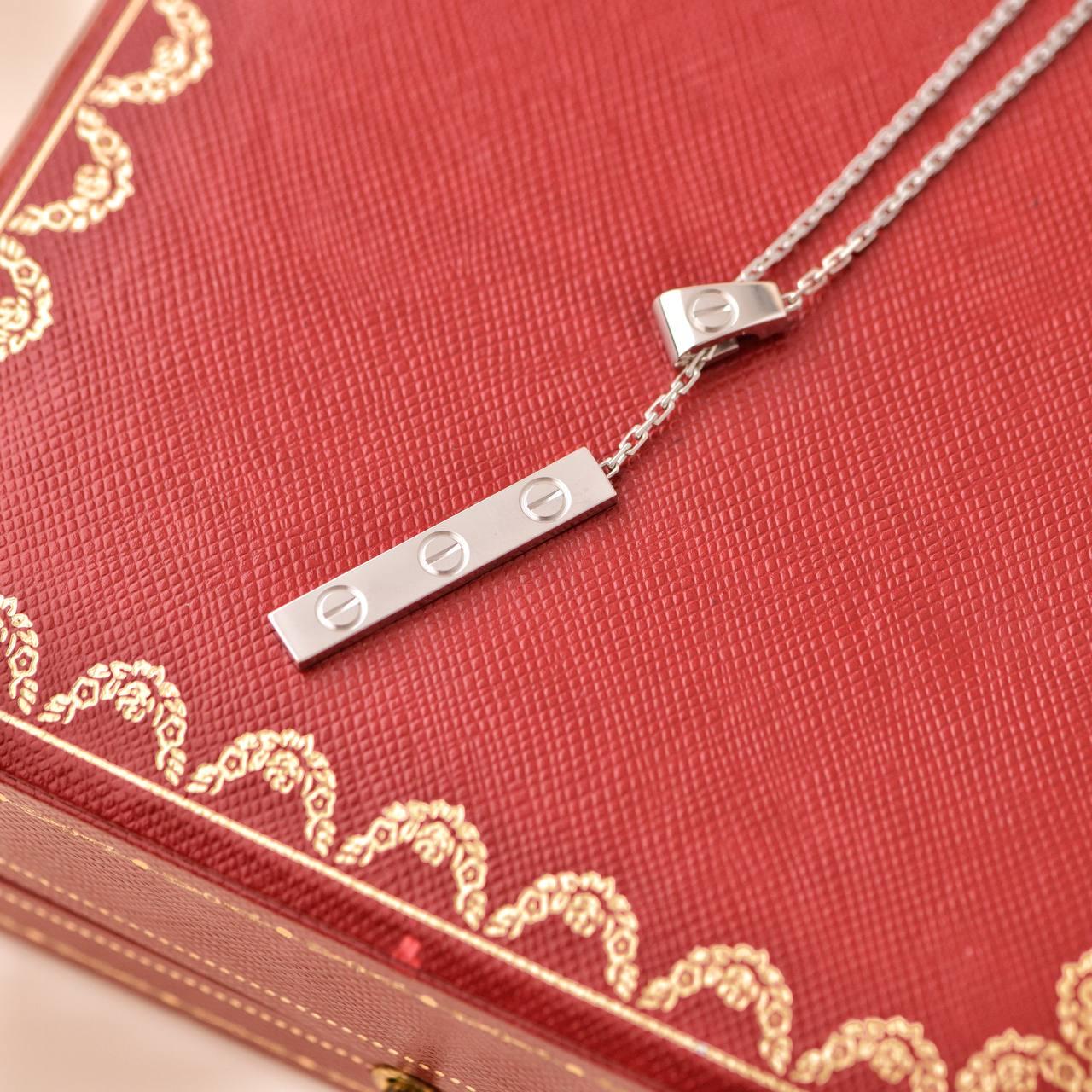 Cartier Love Collier pendentif à longs glands en or blanc 18 carats Unisexe en vente