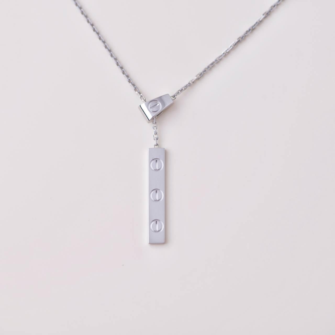 Cartier Love Collier pendentif à longs glands en or blanc 18 carats en vente 1