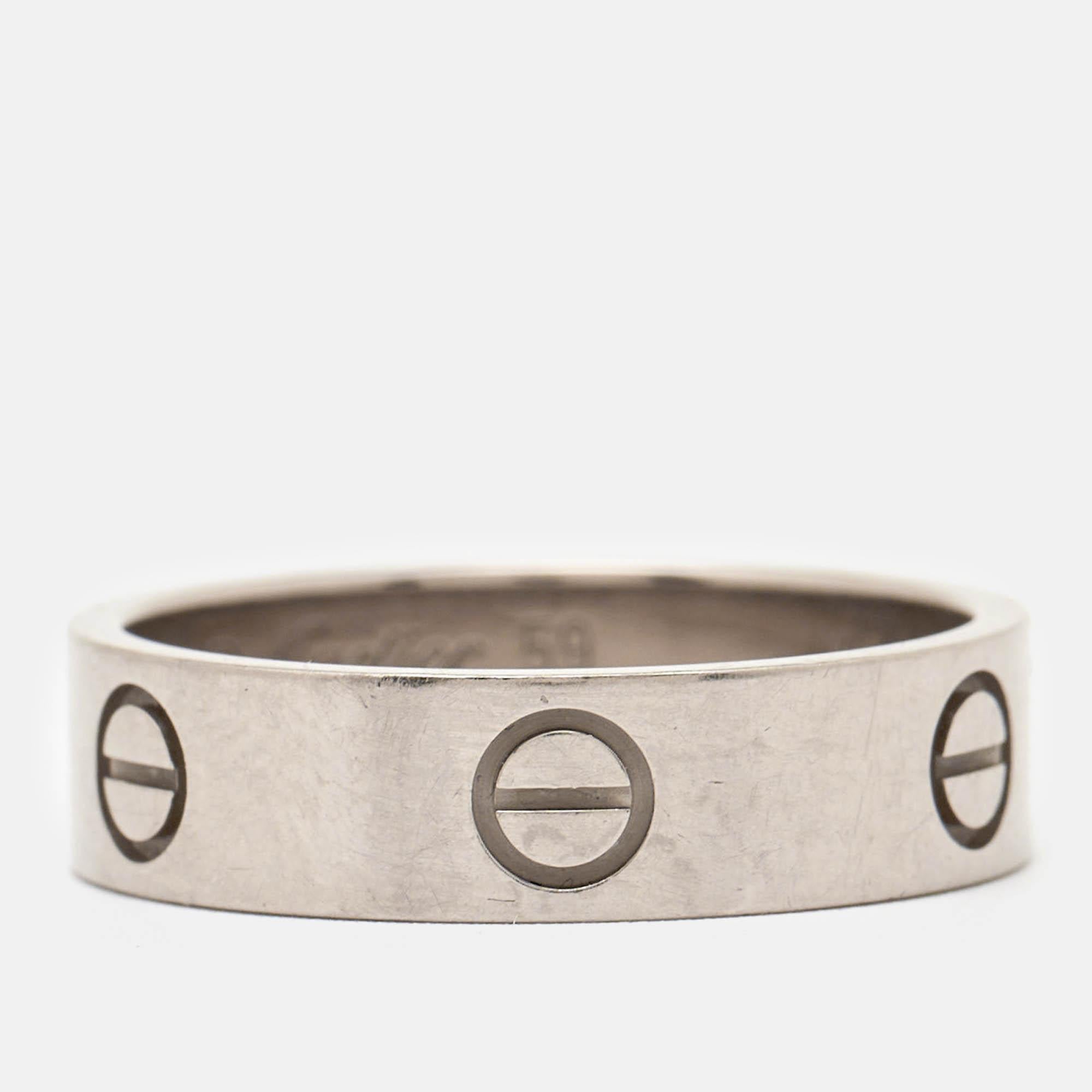 Um Ihre Finger auf die eleganteste Art und Weise zu schmücken, bietet Ihnen Cartier diesen stilvollen Ring. Er wurde aus hochwertigen MATERIALEN gefertigt und wird Ihren Look sofort aufwerten.