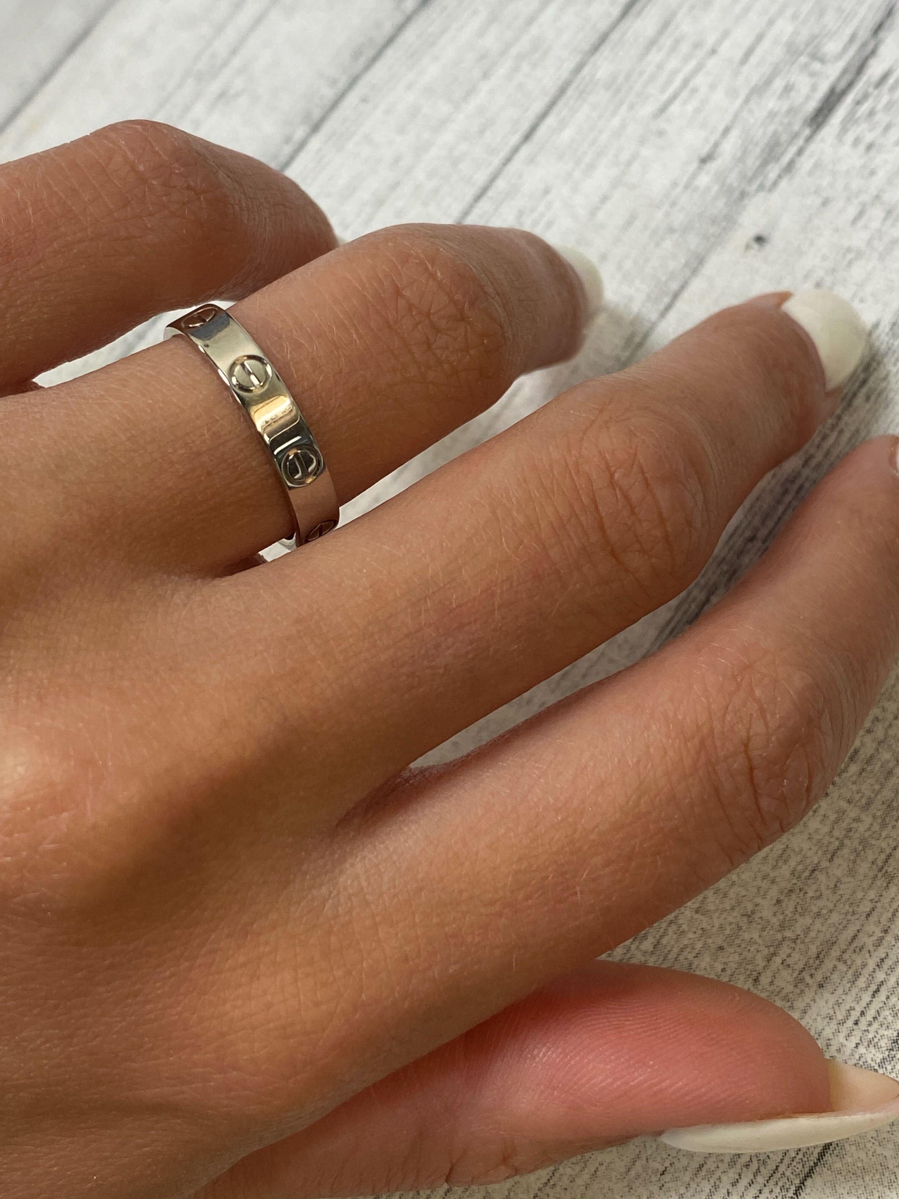 18 Karat White Gold Wedding Band Ring 