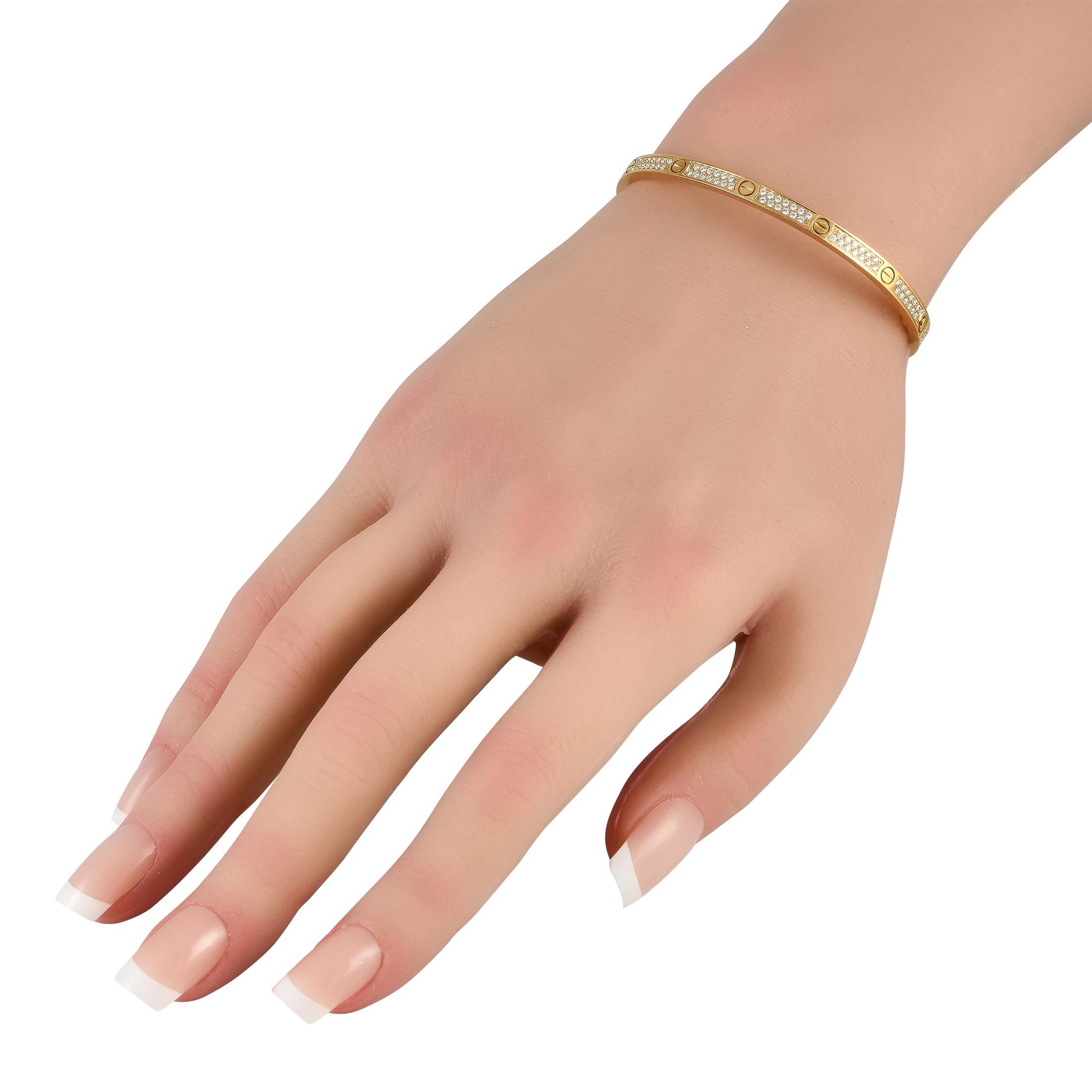 Ein Armband, das für unkomplizierten Luxus steht. Dieses tragbare LOVE-Armband in Spangenform bleibt nicht an der Kleidung hängen. Er passt zu jedem Stil und hat einen unaufdringlichen Glanz, der nicht erdrückend wirkt. Das Cartier LOVE Armband ist
