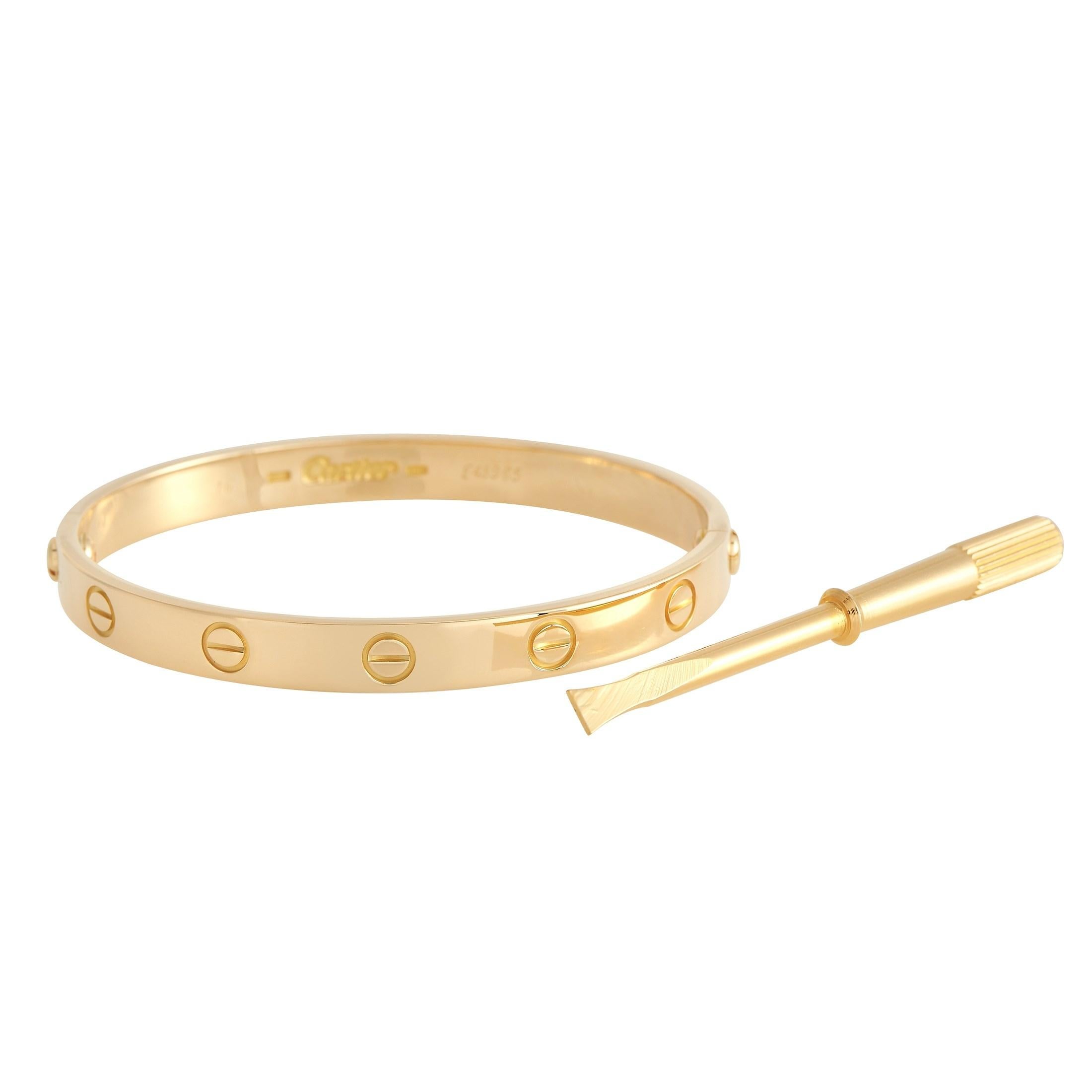 Mit diesem Armband LOVE von Cartier verleihen Sie jedem Ensemble Raffinesse. Das schlichte Modell ist aus opulentem 18-karätigem Gelbgold gefertigt und mit einer Reihe der für die Marke typischen runden Akzente verziert. Dieses Armband in Größe 16