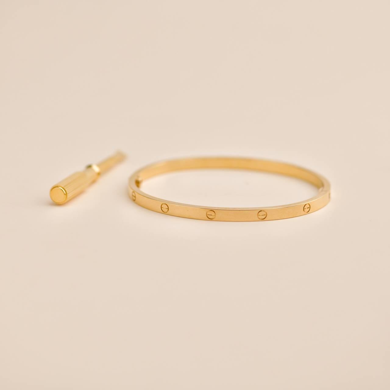 Cartier Love Bracciale in oro giallo 18 carati Taglia 17 Modello piccolo In condizioni ottime in vendita a Banbury, GB