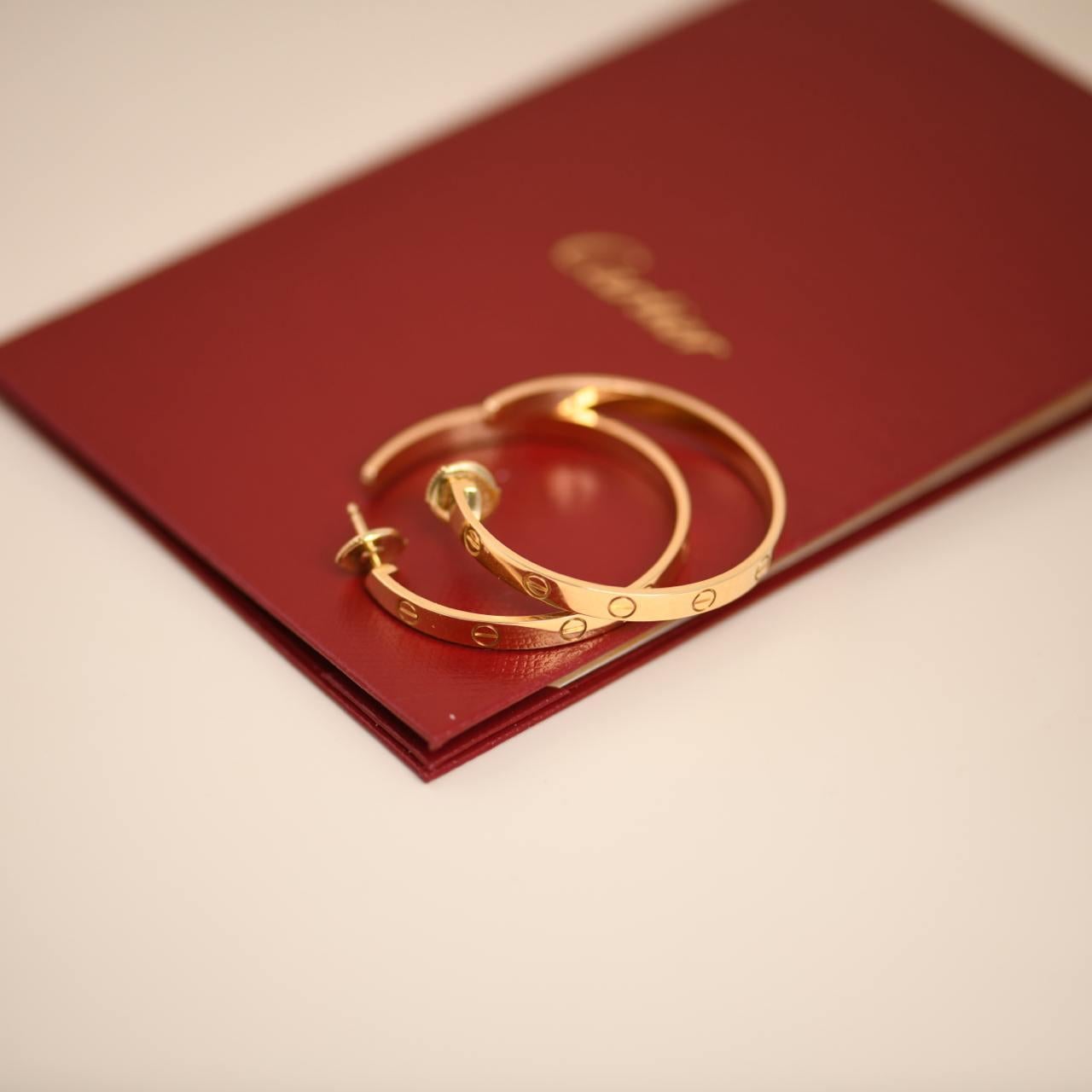 Cartier Love Boucles d'oreilles en or jaune 18 carats grand modèle Excellent état - En vente à Banbury, GB