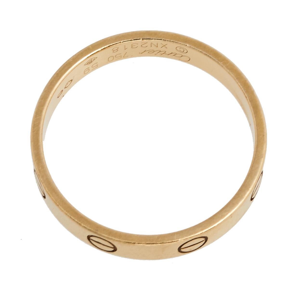 Le bracelet Love de Cartier continue d'être un choix privilégié lorsqu'il s'agit de choisir une bague de mariage ou de fiançailles, voire d'enrichir sa collection. Version annulaire du bracelet Love des années 1970, cette création annonce l'idée