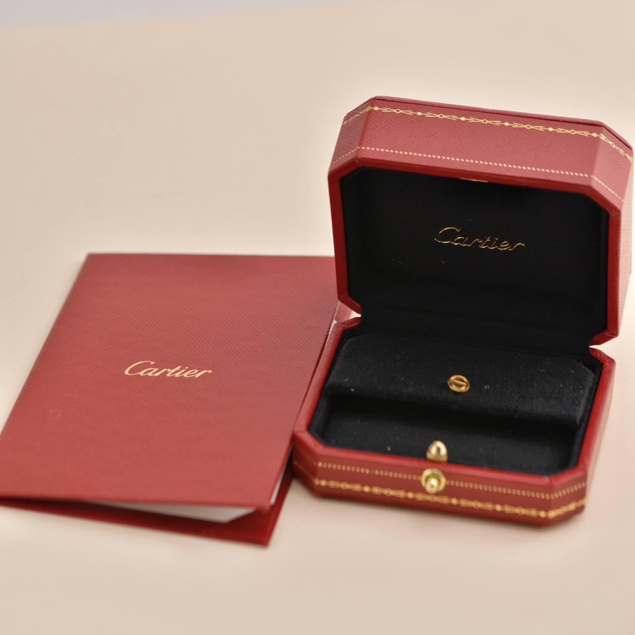 SKU	77701682
Livré avec	Set complet (boîte + carte)
Date	2024
Modèle	B8301421
Numéro de série	11*****
Métal	Or jaune 18k
Poids	Environ 1.21 g
Largeur	Environ 0,5 cm
Condit	Excellent
_________________________________________________
Si vous êtes