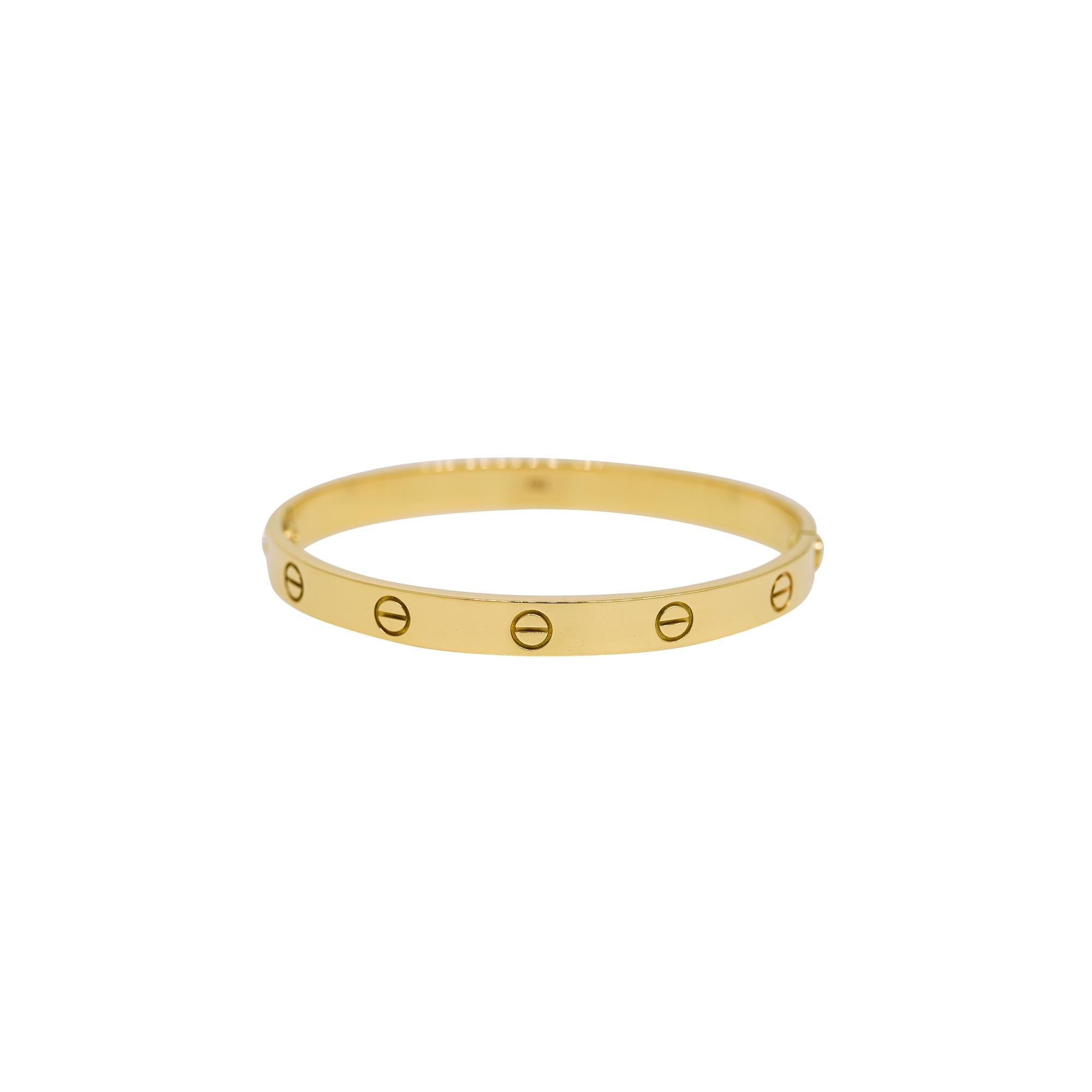 Cartier LOVE 18k Gelbgold Größe 18 Armspange Armband

Entdecken Sie die zeitlose Eleganz des Cartier Love Armbands aus 18-karätigem Gelbgold, erhältlich in Größe 18. Dieses kultige Schmuckstück verkörpert Luxus und Raffinesse. Das charakteristische