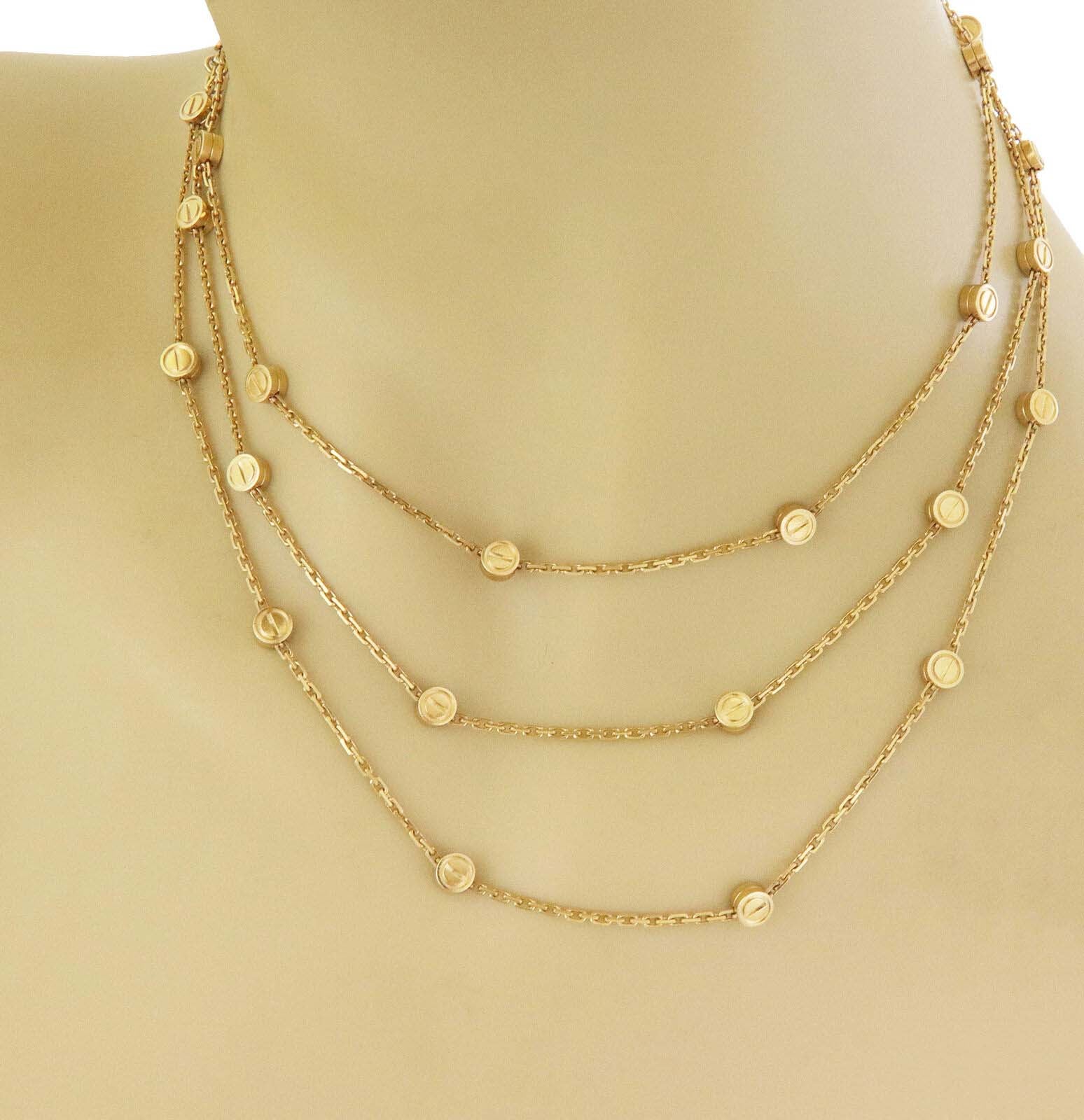 Un collar largo clásico, sofisticado y auténtico de Cartier, de la Colección Love.  Está fabricado en oro amarillo de 18 quilates con un fino acabado pulido. El collar tiene 30 pequeños motivos redondos con diseño de rosca en ambos lados, cada uno