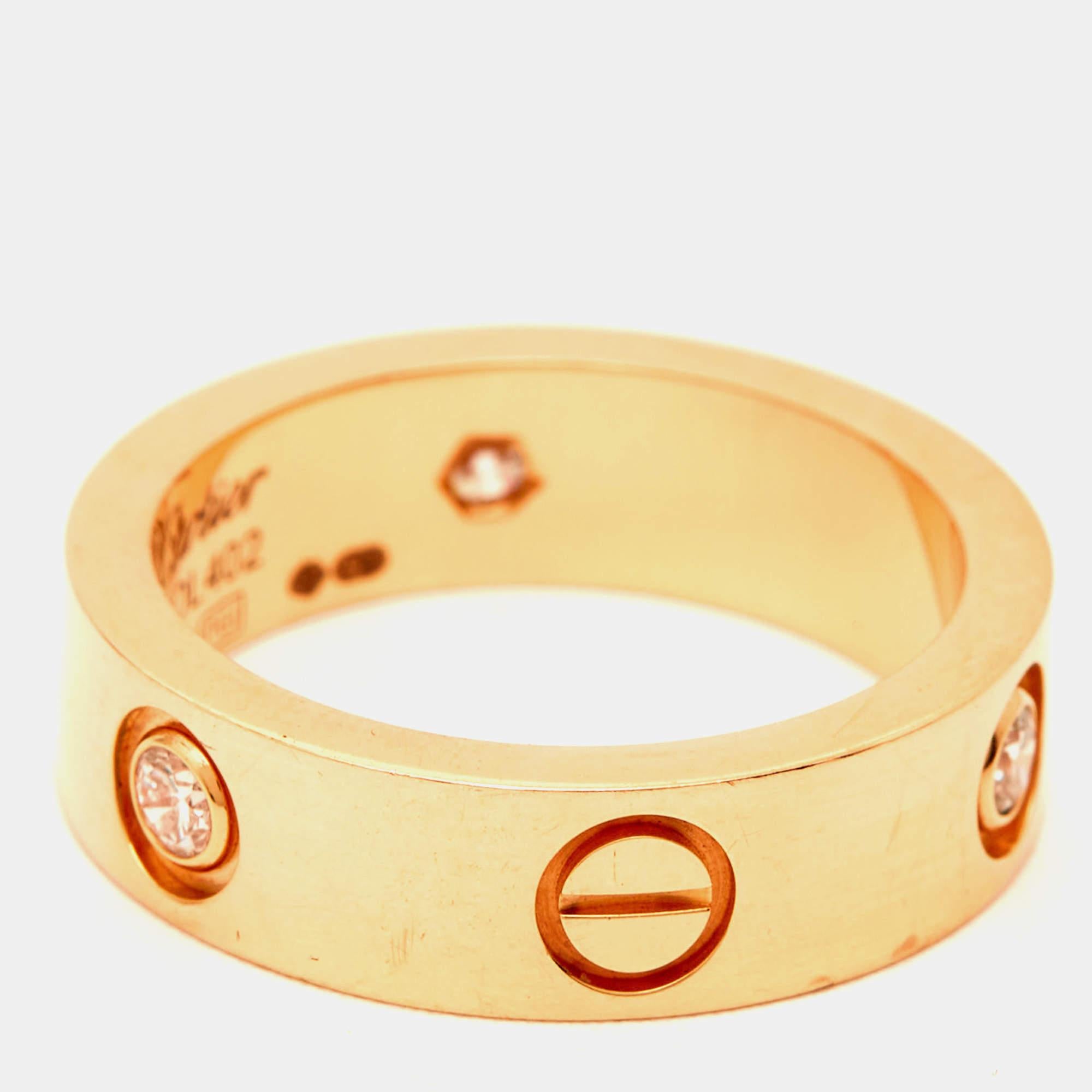 Der Cartier Love Ring ist ein Symbol für zeitlose Liebe und Engagement. Dieser kultige Ring aus luxuriösem 18-karätigem Roségold ist mit den charakteristischen Schraubenmotiven und Diamanten verziert, die für die ewige Liebe stehen. Sein schlankes