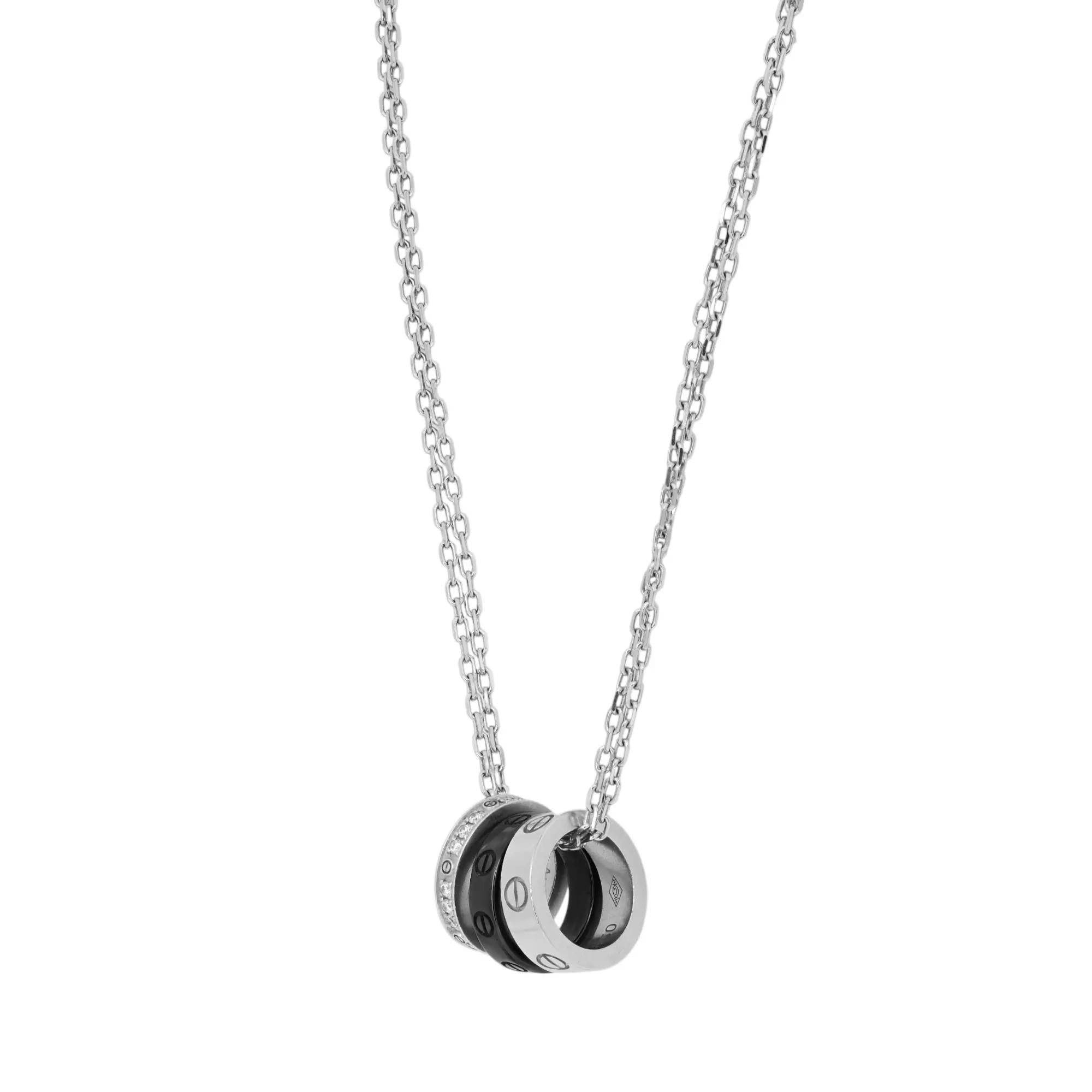 Collana con ciondolo Cartier Love 3 Anelli. Realizzato in pregiato oro bianco 18 carati. Questa collana è composta da 3 anelli: il primo anello è tempestato di 18 diamanti rotondi taglio brillante incastonati che pesano 0,10 carati. Il secondo