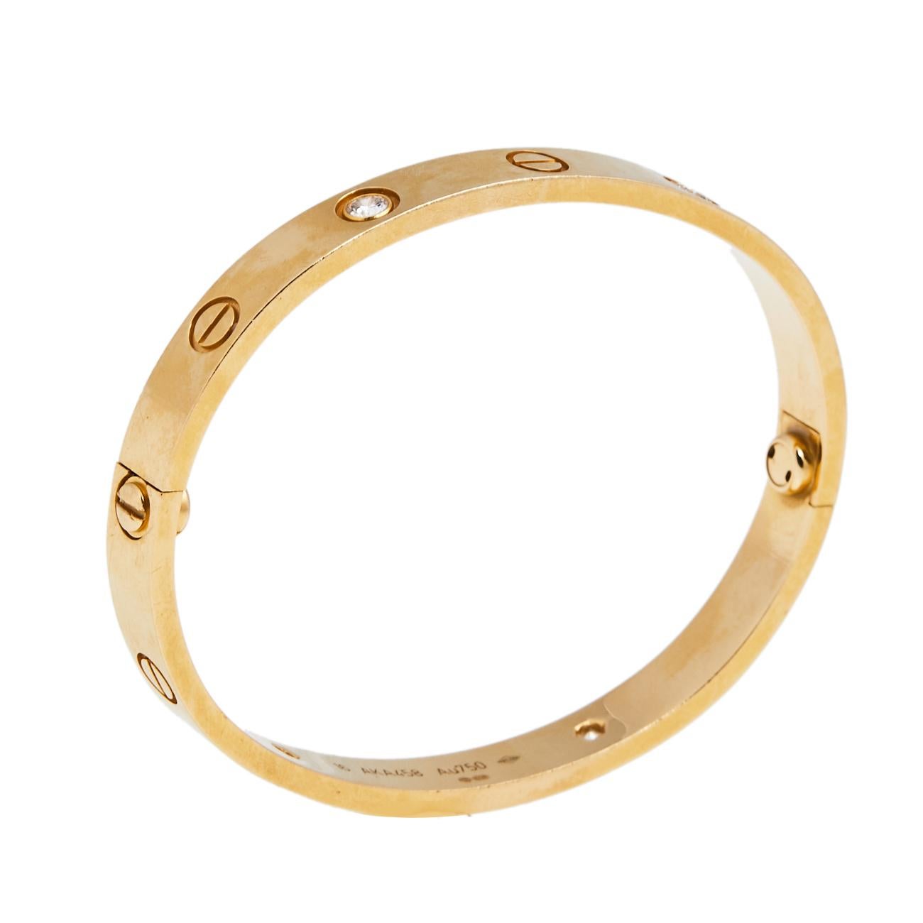 Le bracelet Love de Cartier est un symbole moderne de luxe et une façon d'enfermer son amour. Conçue dans une forme ovale pour s'adapter confortablement à votre poignet, l'emblématique menotte d'amour est ornée de motifs de vis distincts et