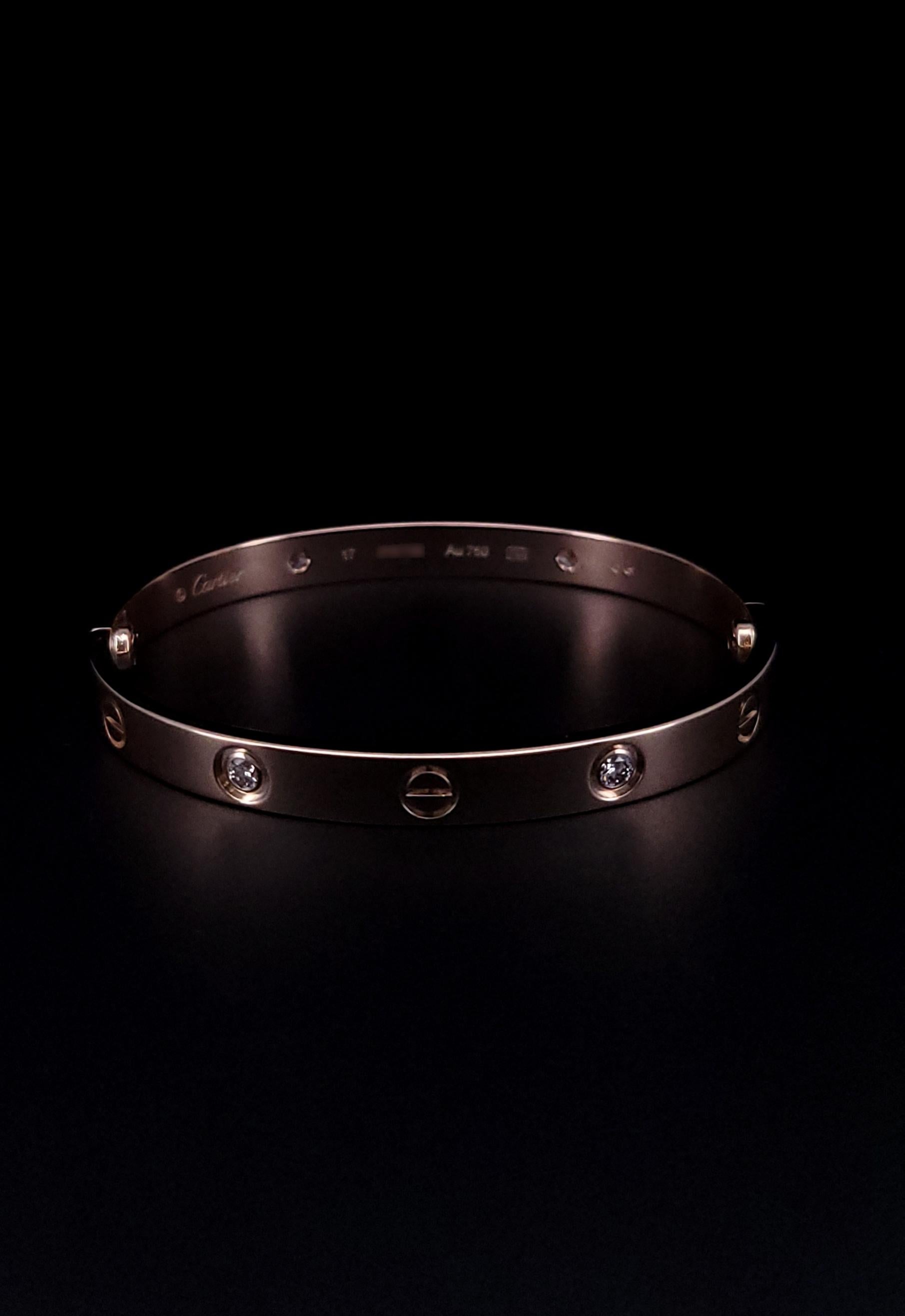 LIEBESARMBAND, KLASSISCHES MODELL, 4 DIAMANTEN

Die LOVE-Kollektion, ein Kind der 1970er Jahre in New York, ist bis heute ein ikonisches Symbol der Liebe, das sich über Konventionen hinwegsetzt. Die Schraubenmotive, die ideale ovale Form und die
