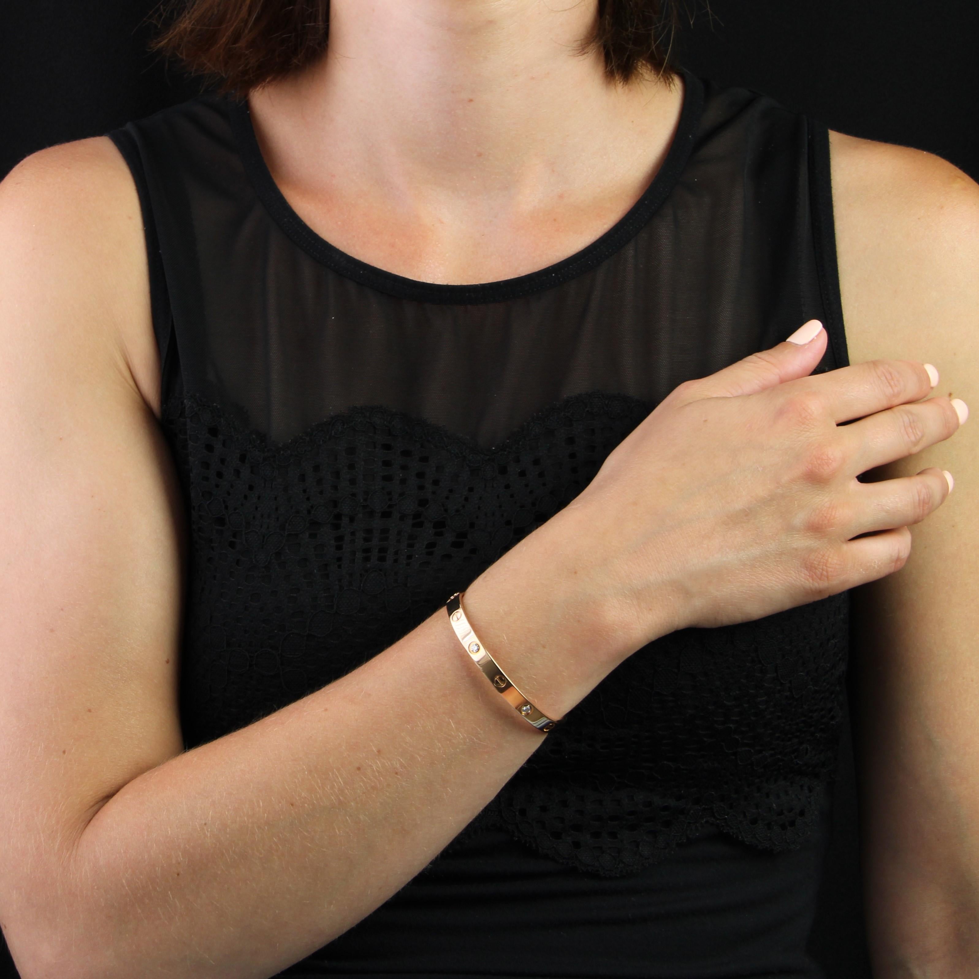 Bracciale in oro rosa 18 carati.
Bracciale Cartier della collezione Love, ornato da 4 moderni diamanti taglio brillante in un'incastonatura chiusa e motivi che stilizzano un chiodo. Si apre con 2 cerniere e si chiude al polso con un cacciavite.
Peso