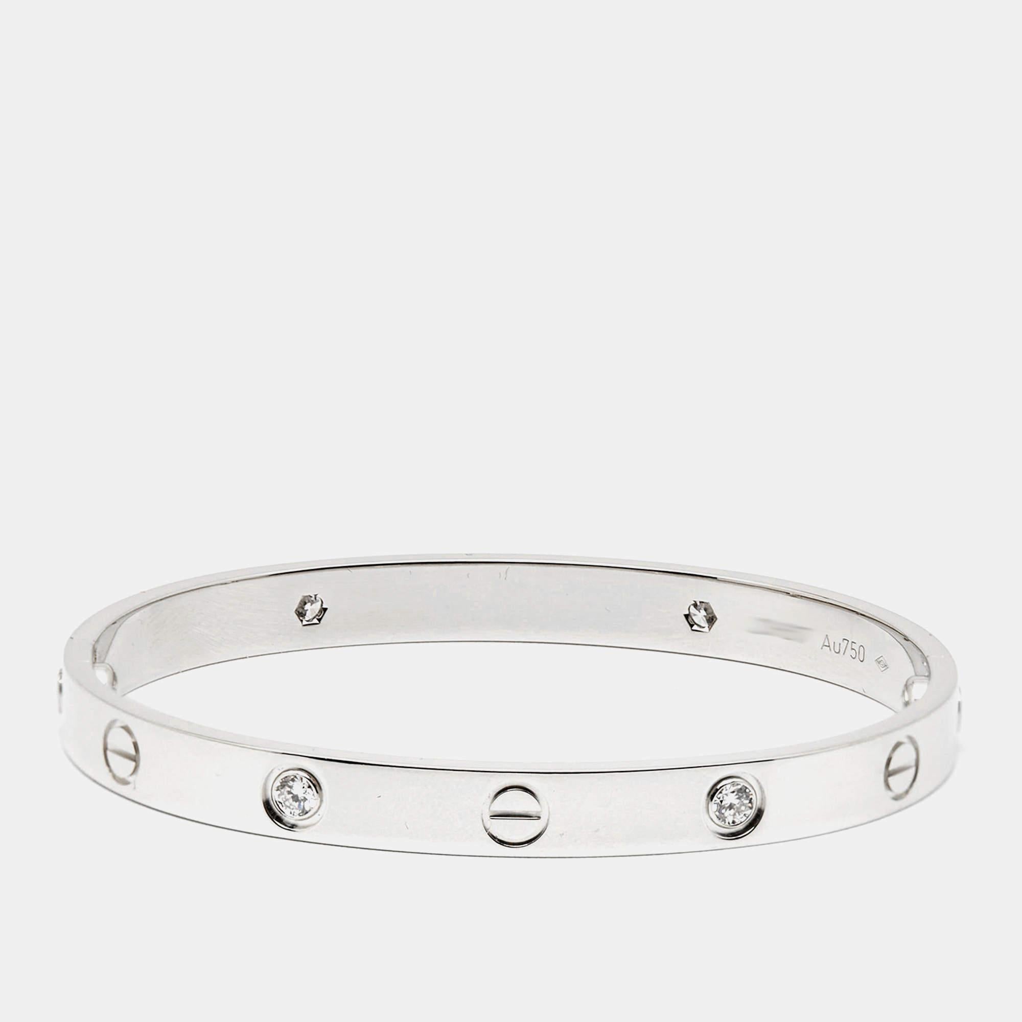 Das von Cartier gefertigte Love-Armband ist ein Meisterwerk aus 18 Karat Weißgold. Vier exquisite Diamanten schmücken die ikonischen Schraubenmotive, die ewige Liebe und Hingabe symbolisieren. Er strahlt zeitlosen Charme aus und ist ein Symbol für