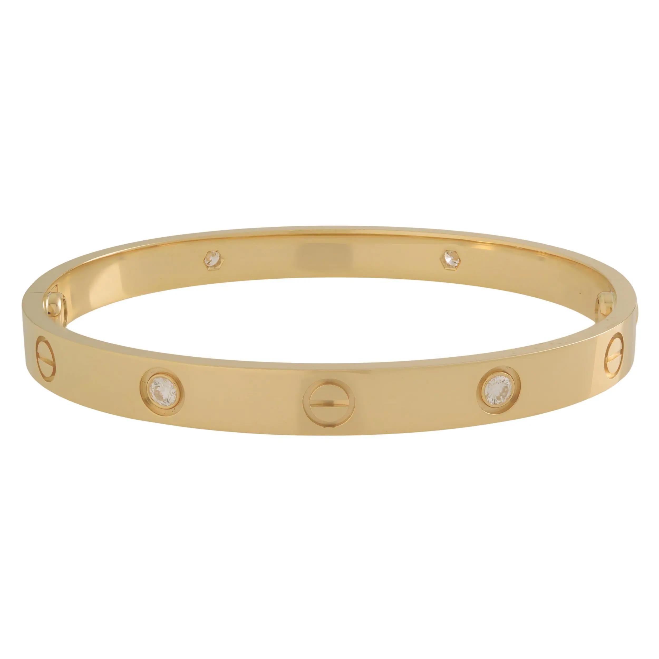 Bracelet LOVE de Cartier en or jaune 18 carats, serti de 4 diamants ronds de taille brillant pesant 0,42 carats. Un bracelet ovale, bien ajusté, composé de deux arcs rigides qui se portent au poignet et se retirent à l'aide d'un tournevis