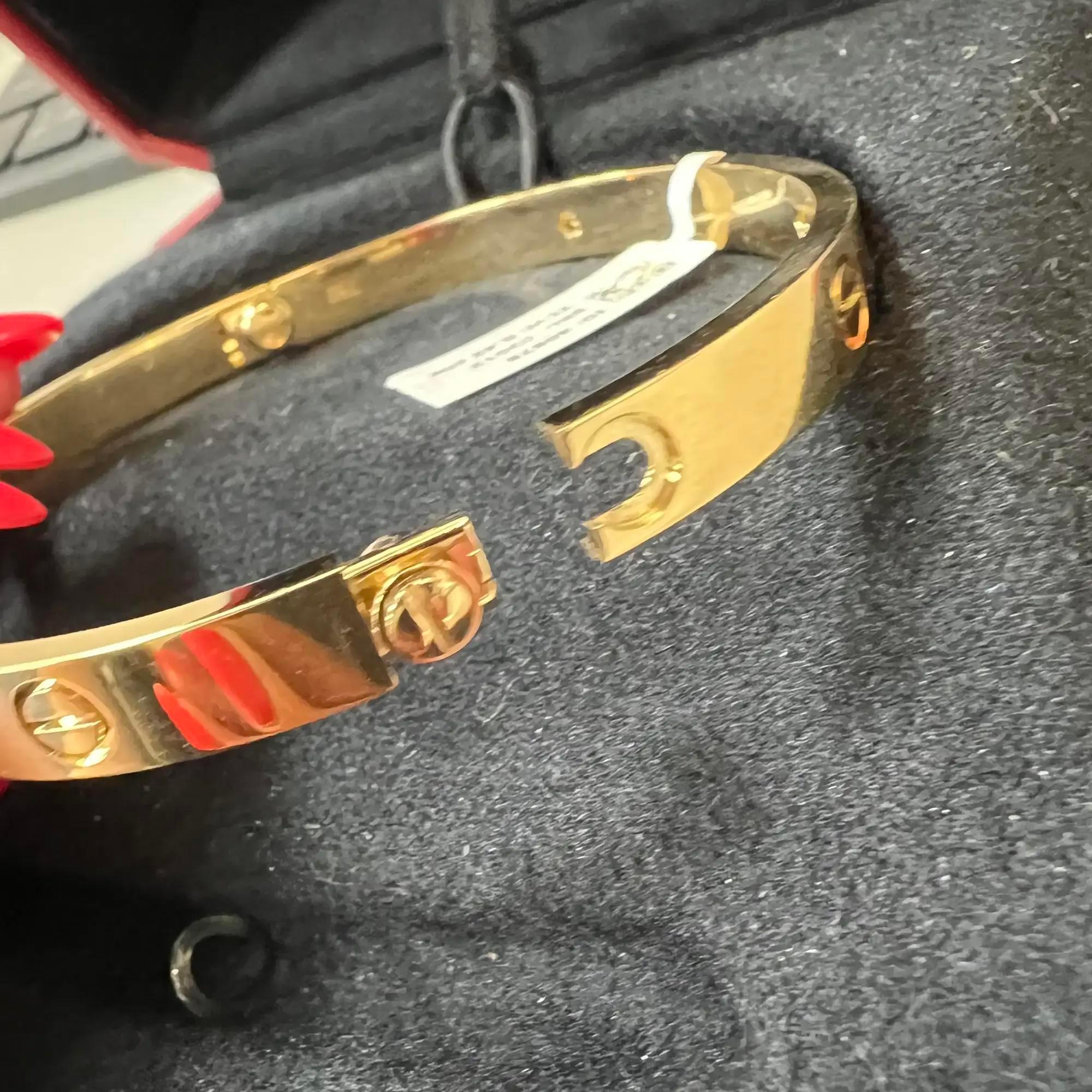 Cartier Love 4 Diamonds Bracelet Bangle Or Jaune 18K Taille 19 Excellent état - En vente à New York, NY