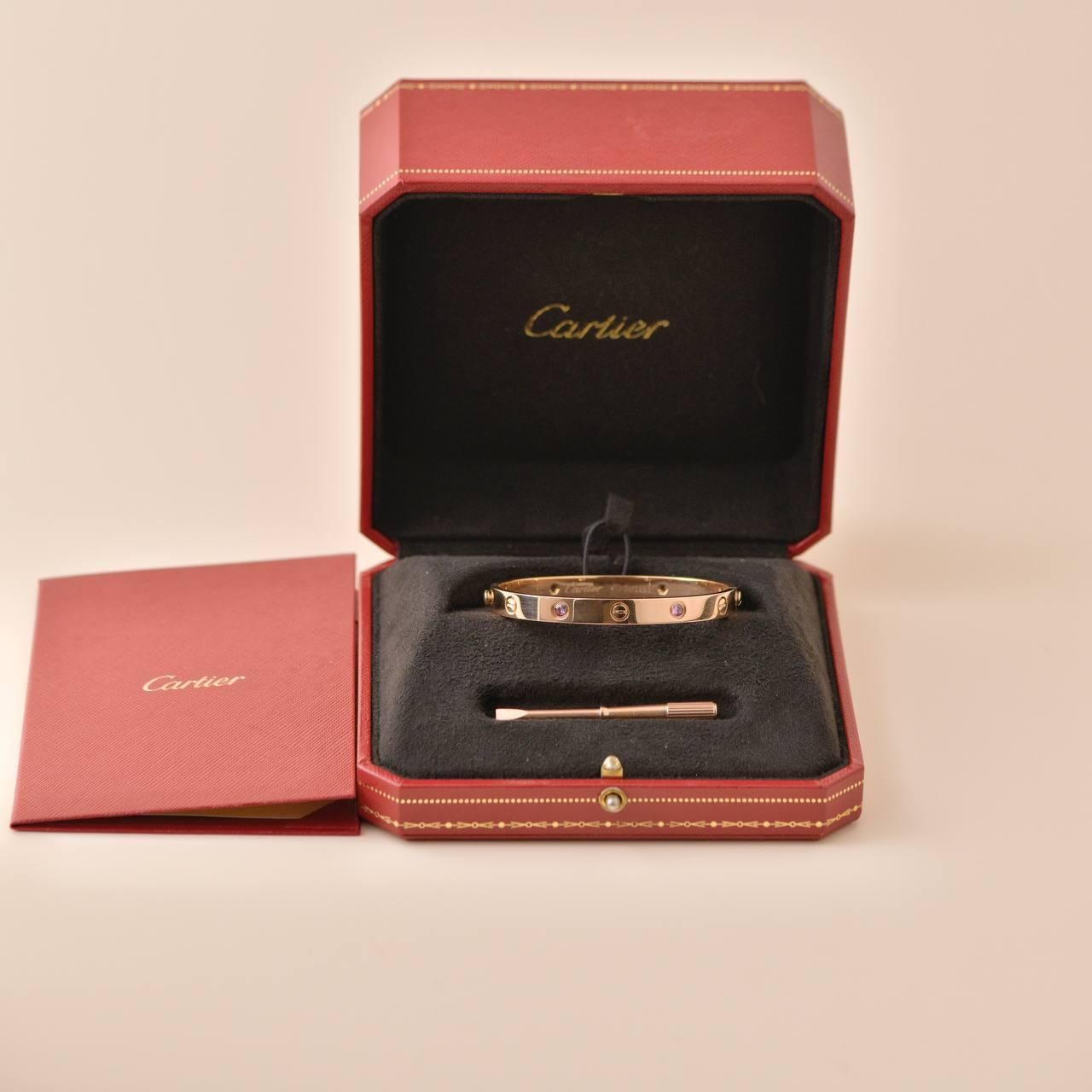SKU	33301420
Viene fornito con	Set completo (scatola + scheda)
Data	2008
Modello	B603117
Numero di serie	OW****
Dimensione	17 
Metallo	Oro rosa 18k
Pietre	Zaffiro
Peso	31.72