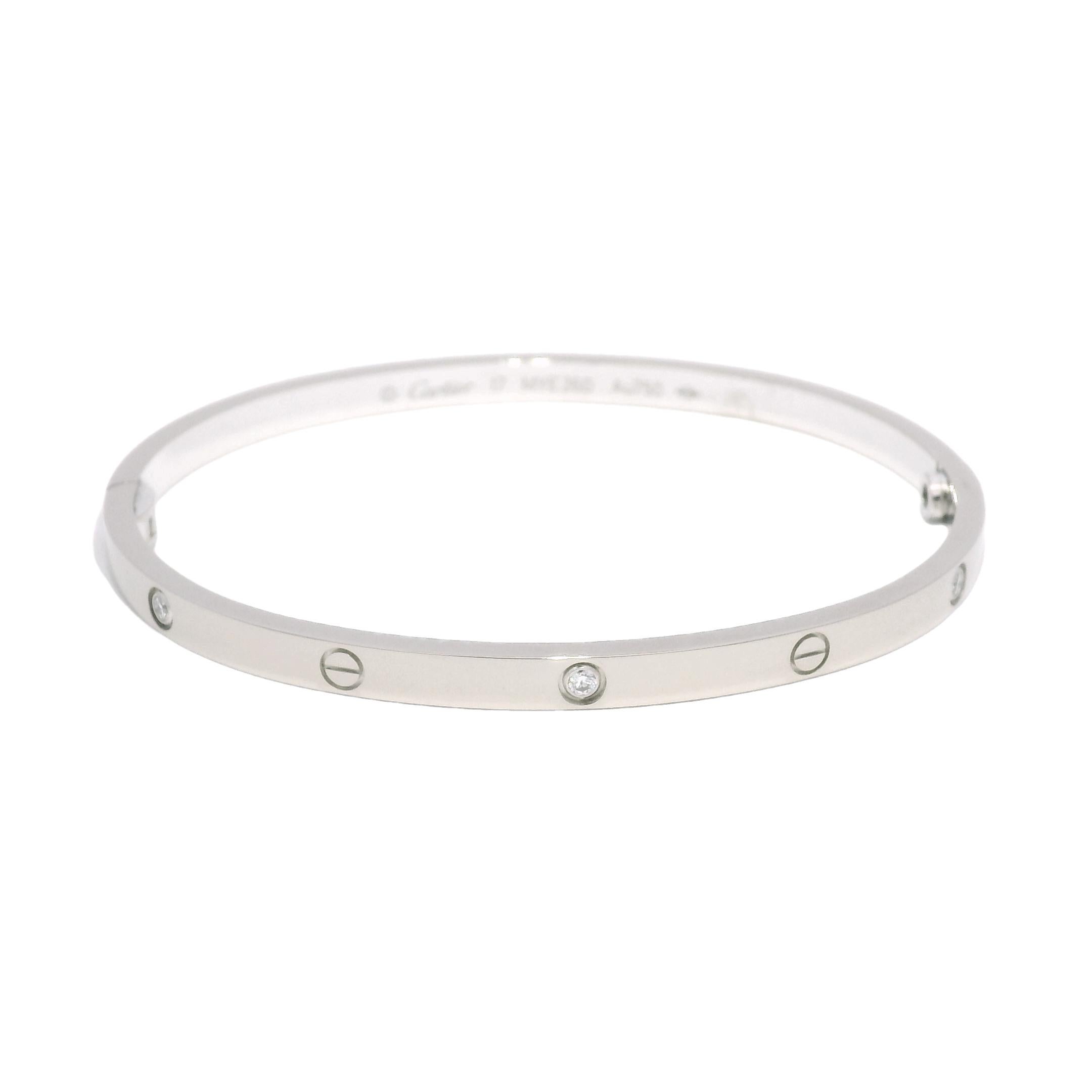 Cartier LOVE Oro bianco 18k 6 Diamanti Taglia 17 Bracciale Modello Sottile

Scopri l'eleganza senza tempo con questo bracciale Cartier Love in oro bianco 18 carati, disponibile nella misura 17. Anche questo squisito bracciale ha 6 charme ed è ora