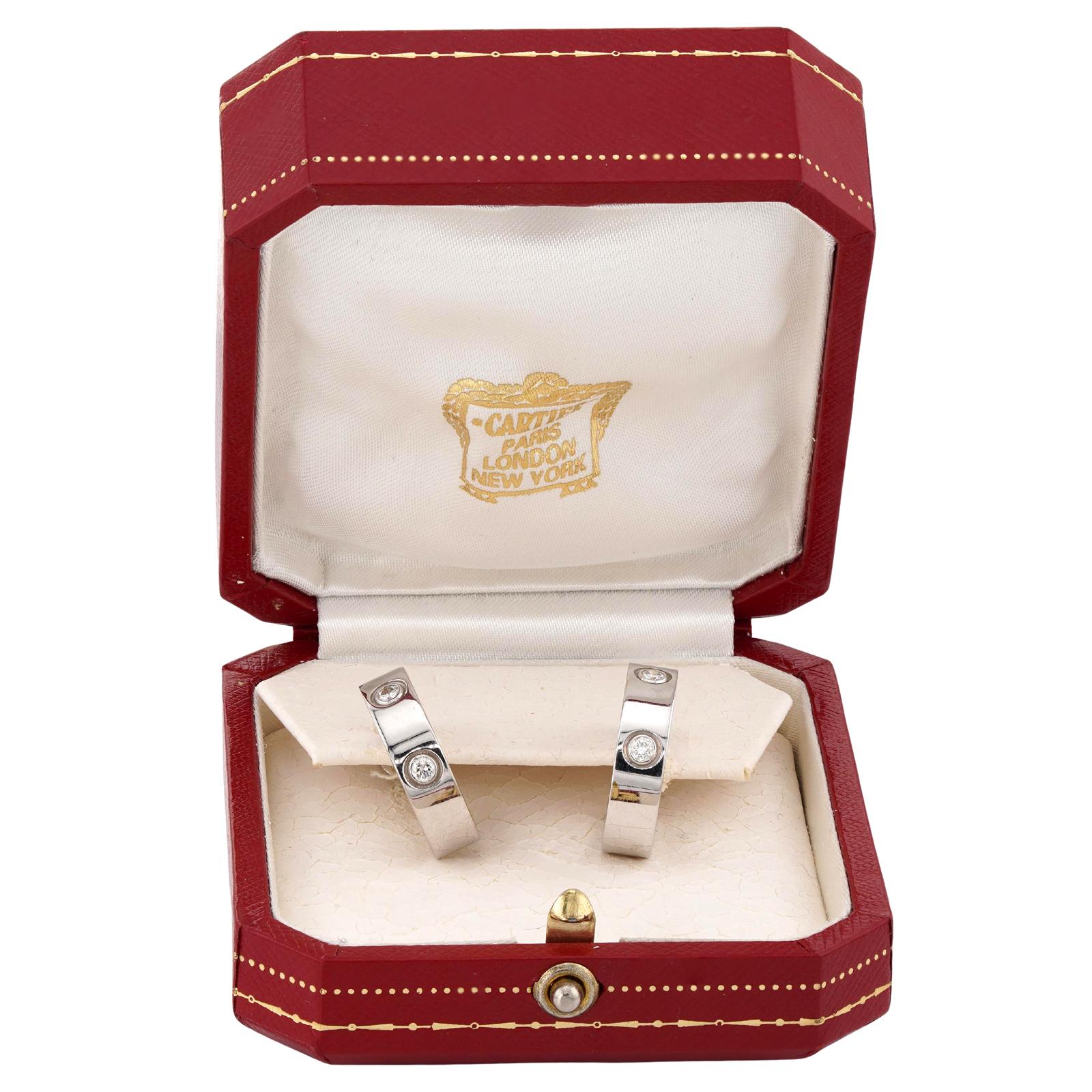 Estos impresionantes pendientes envolventes Cartier de la emblemática colección Love están elaborados en oro blanco de 18 quilates y engastados con diamantes redondos talla brillante D-E-F VVS1-VVS2 con un peso estimado de 0,45 quilates. Fabricado