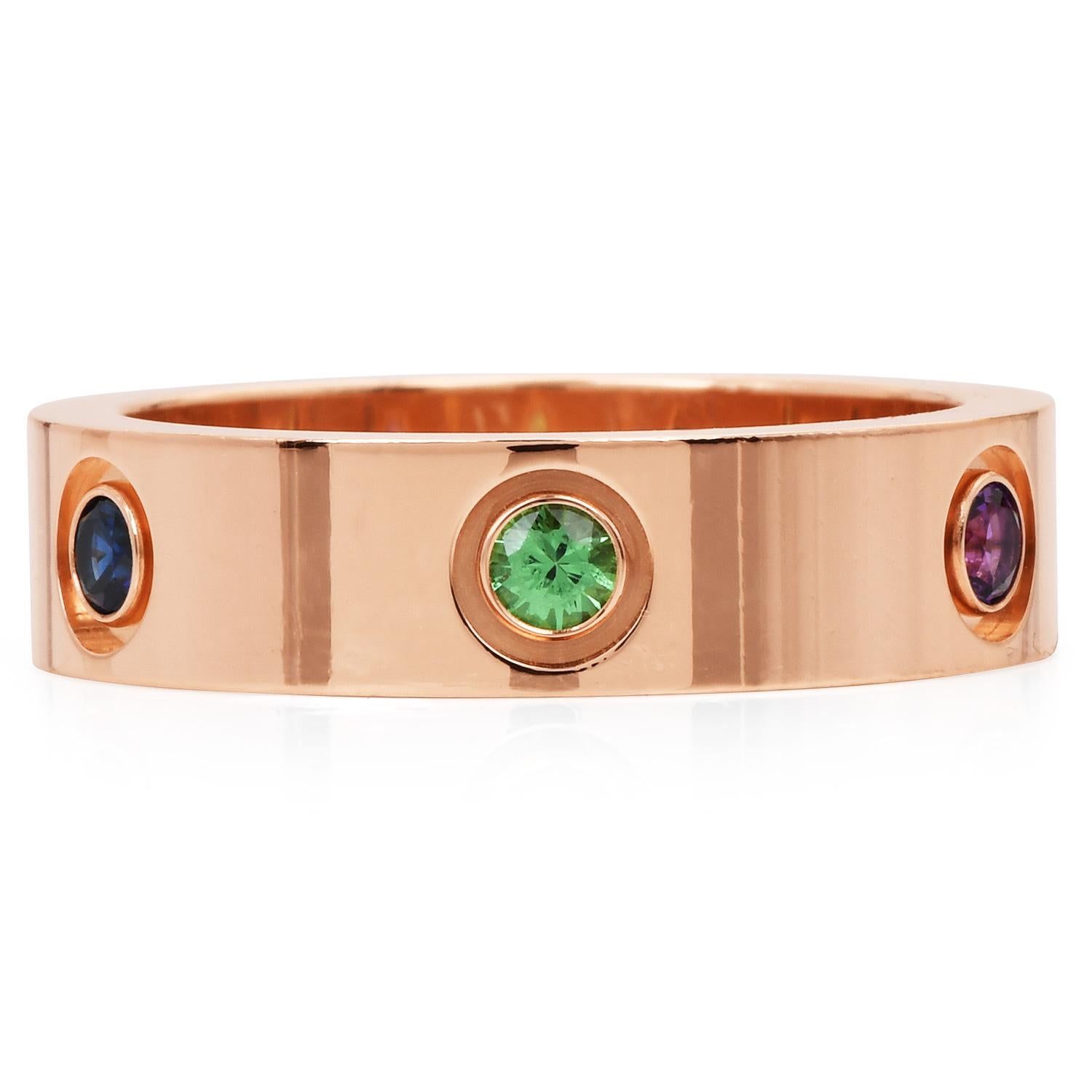 Dieser zeitlose klassische Cartier Bandring ist aus 18 Karat Roségold gefertigt. Er wiegt 6,5 Gramm und ist 5 mm breit.
Eine moderne Variante der Love Collection mit 1 rosafarbenen Saphir, 1 blauen Saphir, 1 gelben Saphir, 1 grünen Granat, 1
